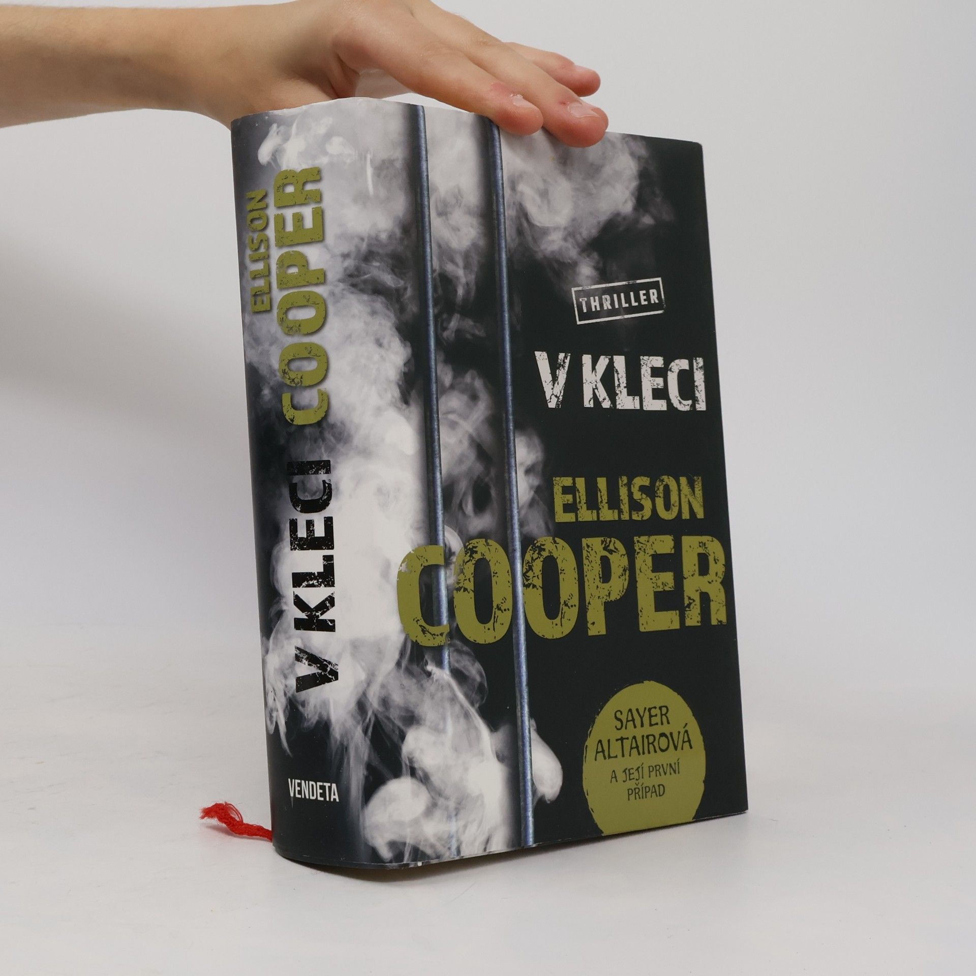 Ellison Cooper V kleci