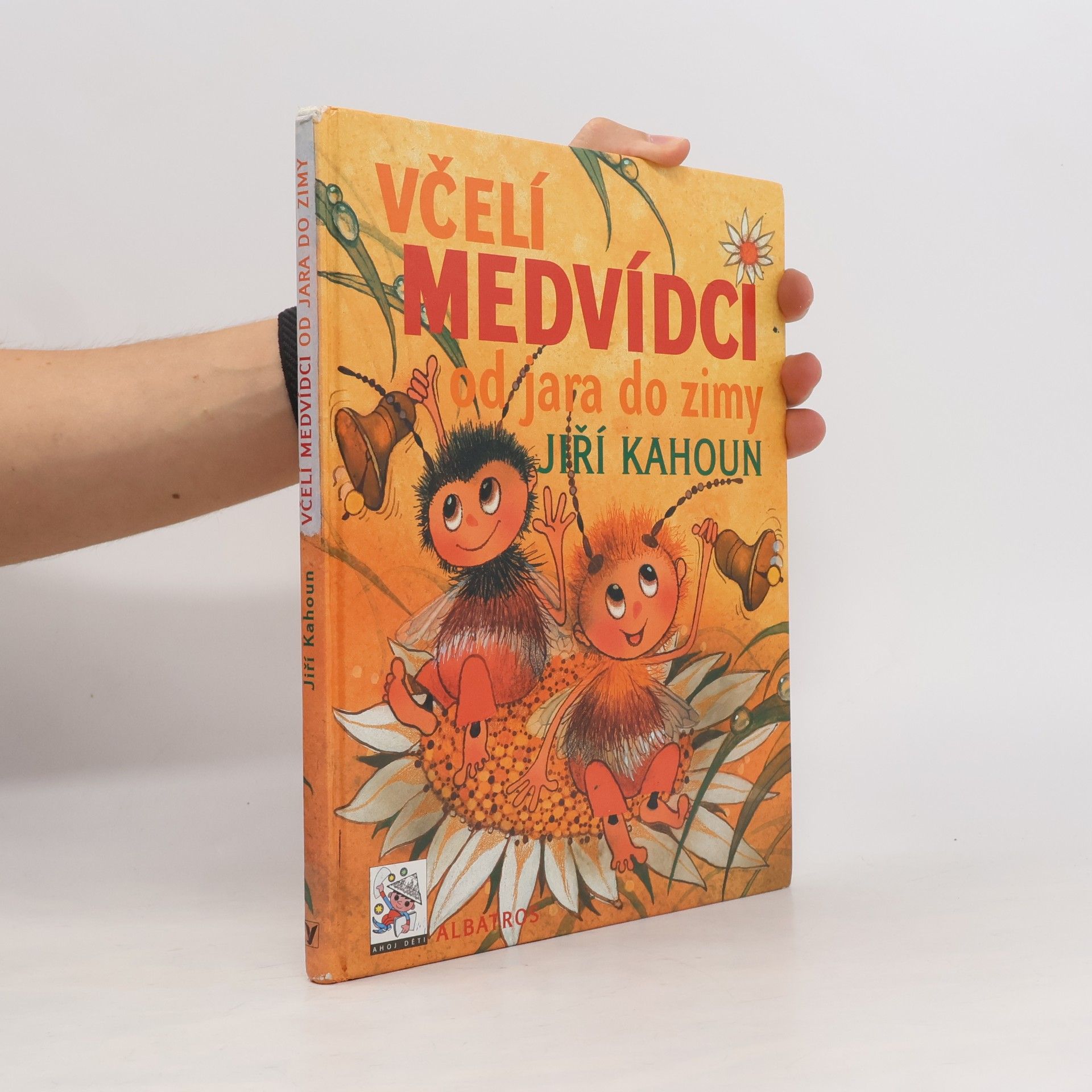Jiří Kahoun Včelí medvídci od jara do zimy