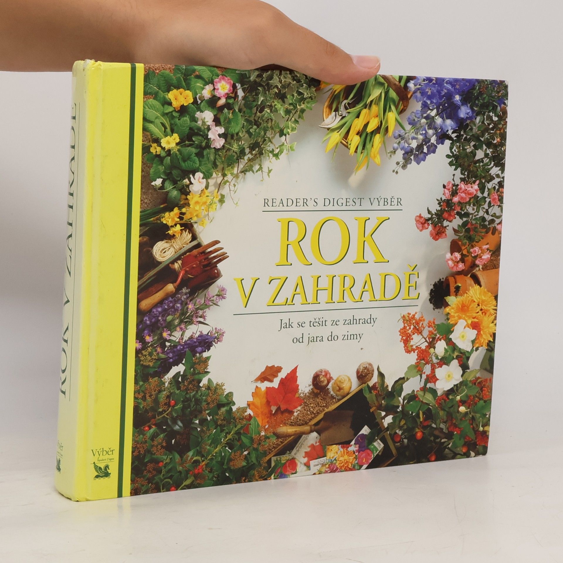 Various authors Rok v zahradě. Jak se těšit ze zahrady od jara do zimy