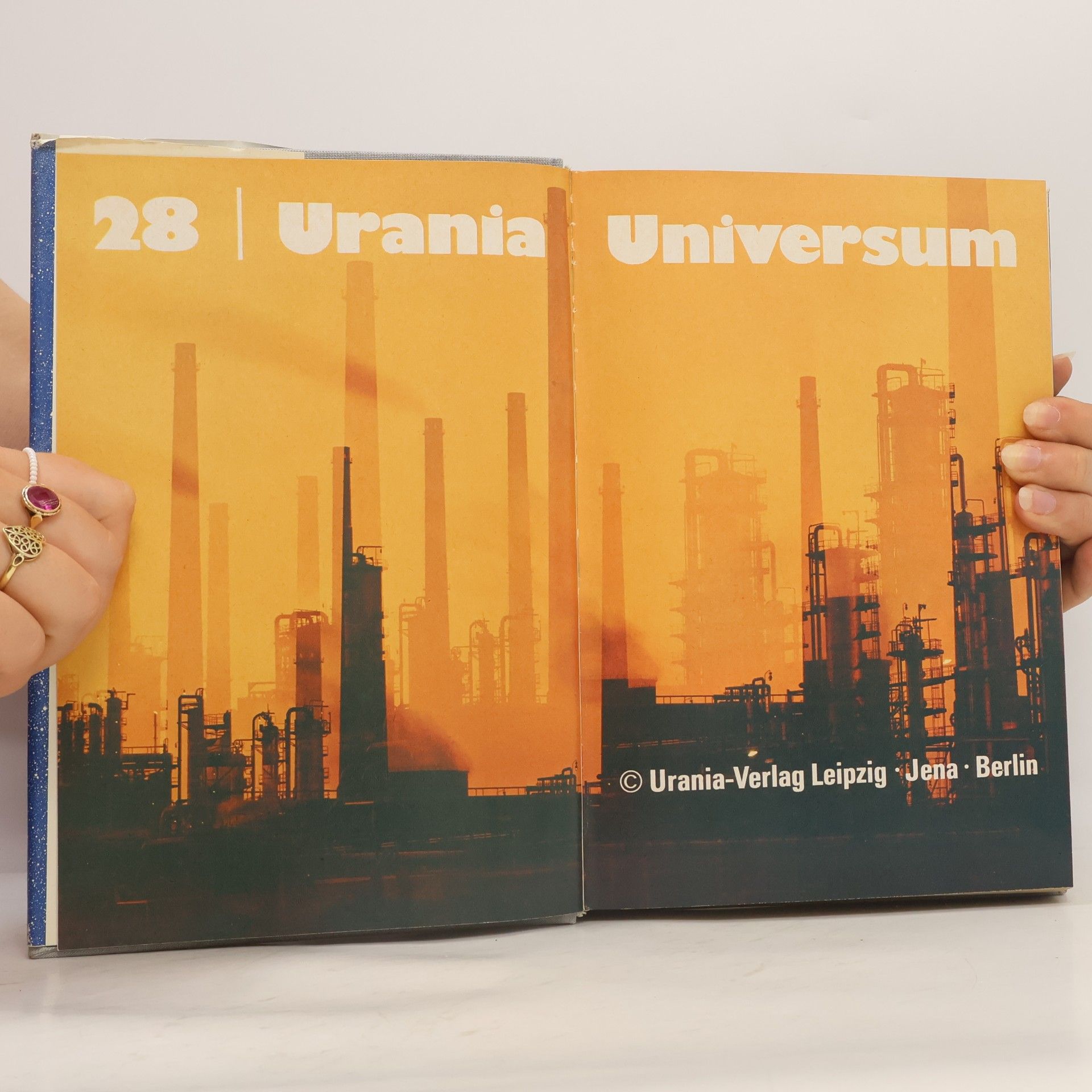 Autores varios Urania Universum 28