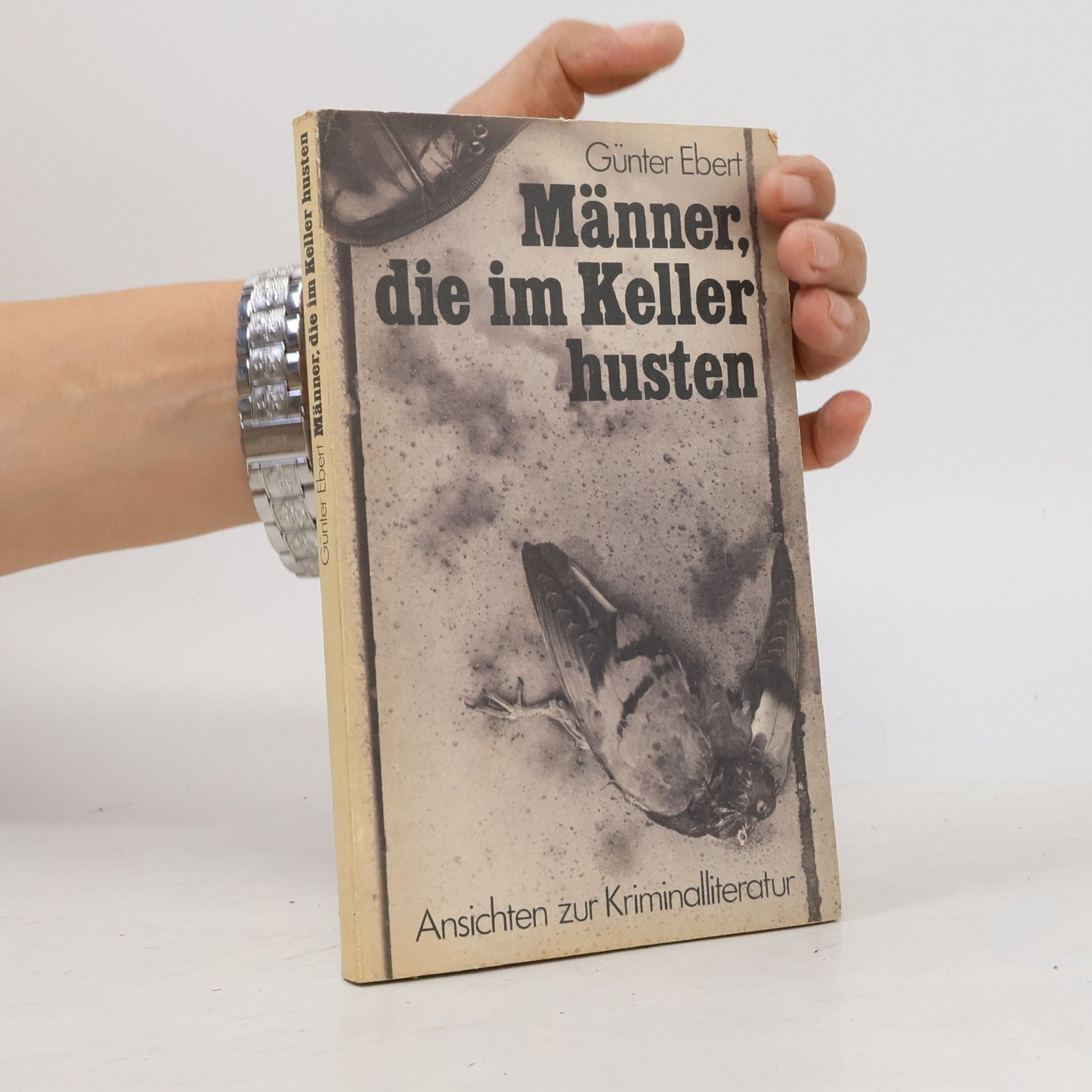 Manner die im Keller husten