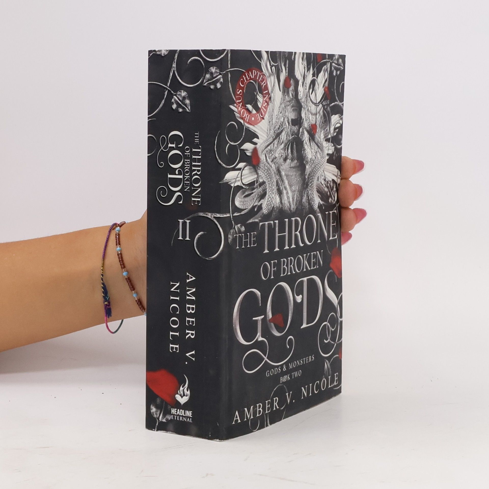 Amber V. Nicole The Throne of Broken Gods