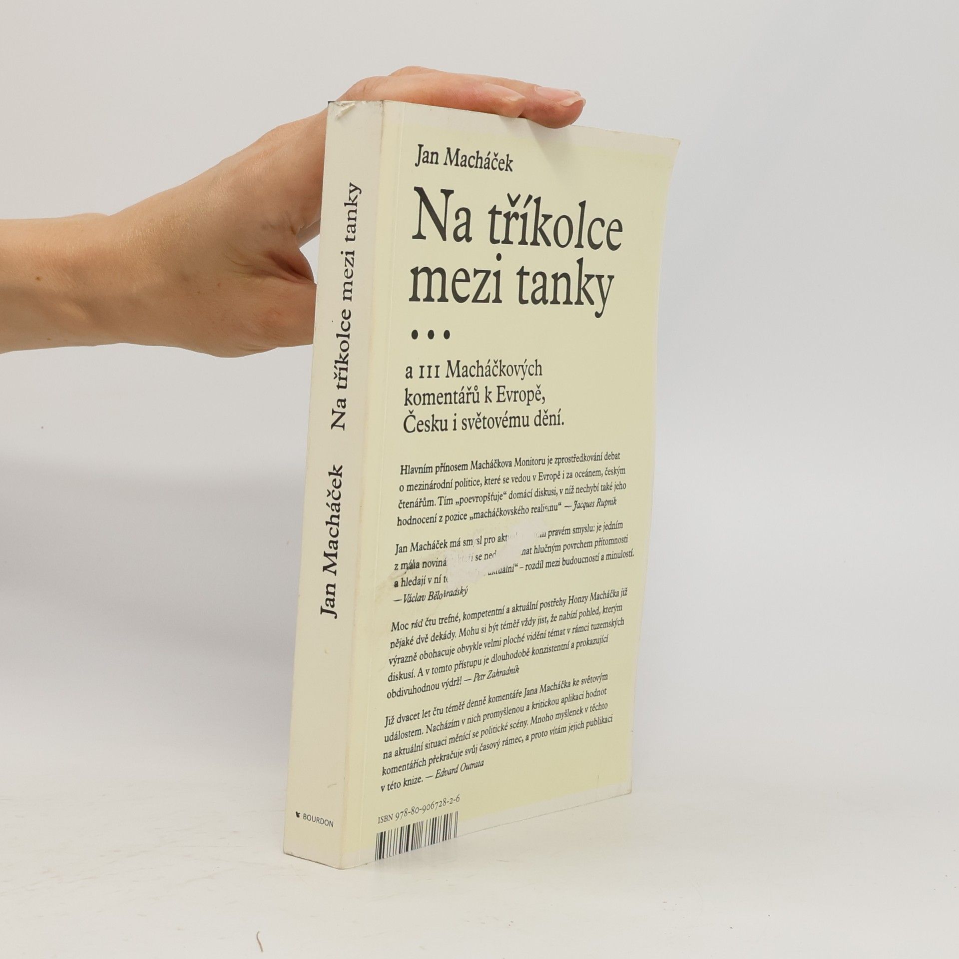 Jan Macháček Na tříkolce mezi tanky... a 111 Macháčkových komentářů k Evropě, Česku i světovému dění