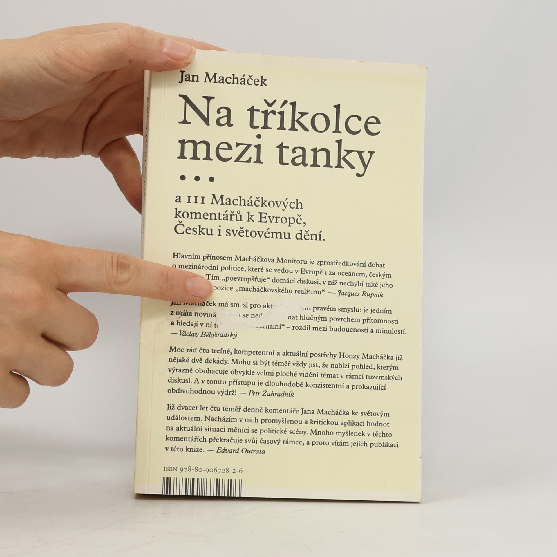 Jan Macháček Na tříkolce mezi tanky... a 111 Macháčkových komentářů k Evropě, Česku i světovému dění