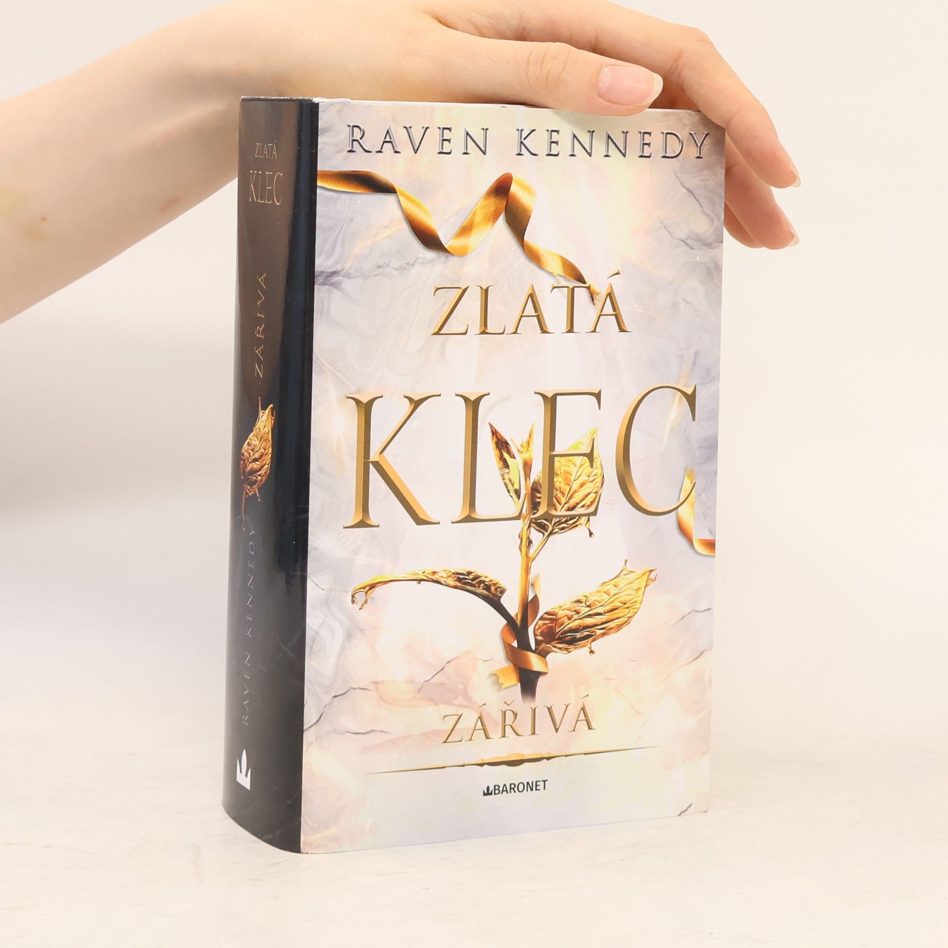 Raven Kennedy Zlatá klec. Zářivá