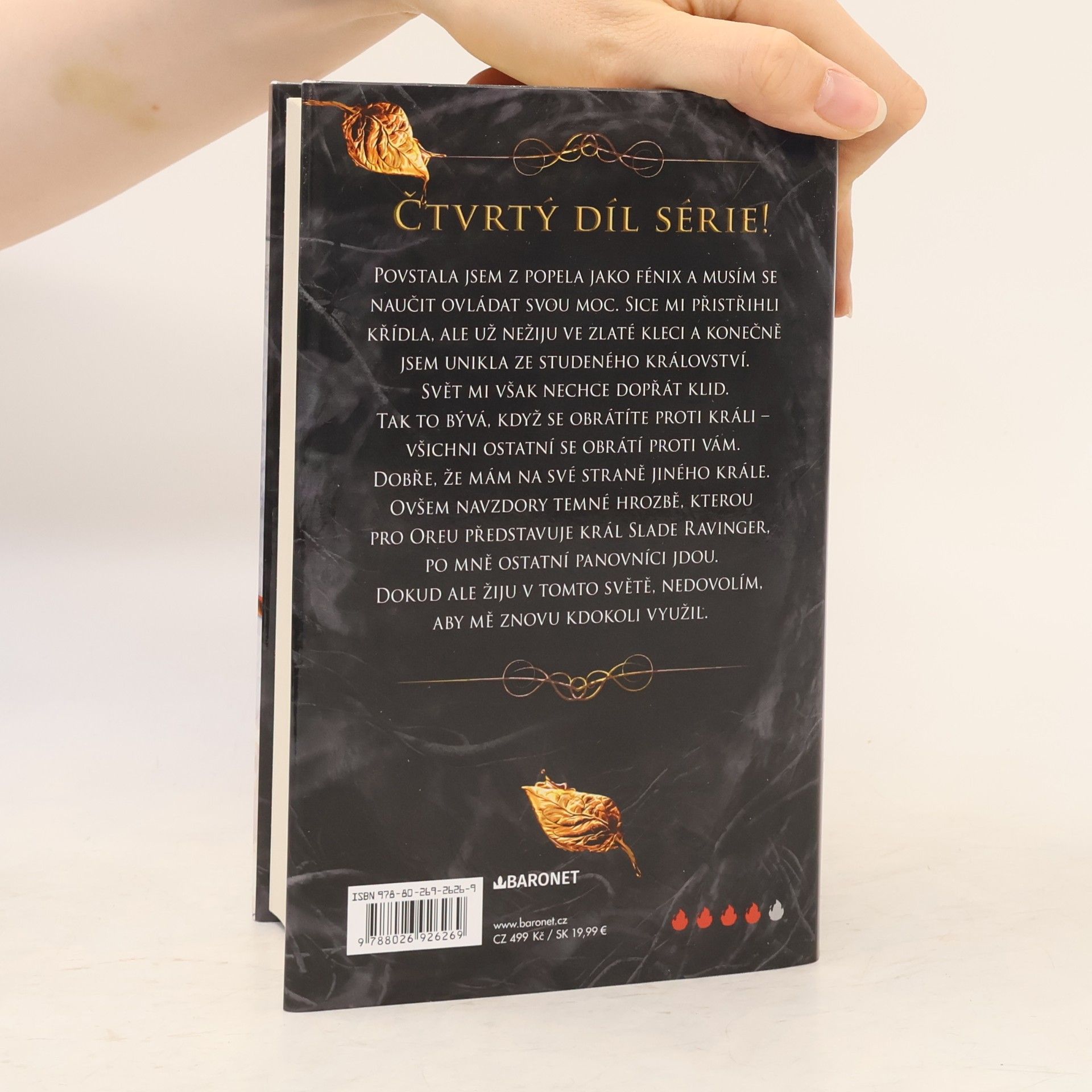 Raven Kennedy Zlatá klec. Zářivá