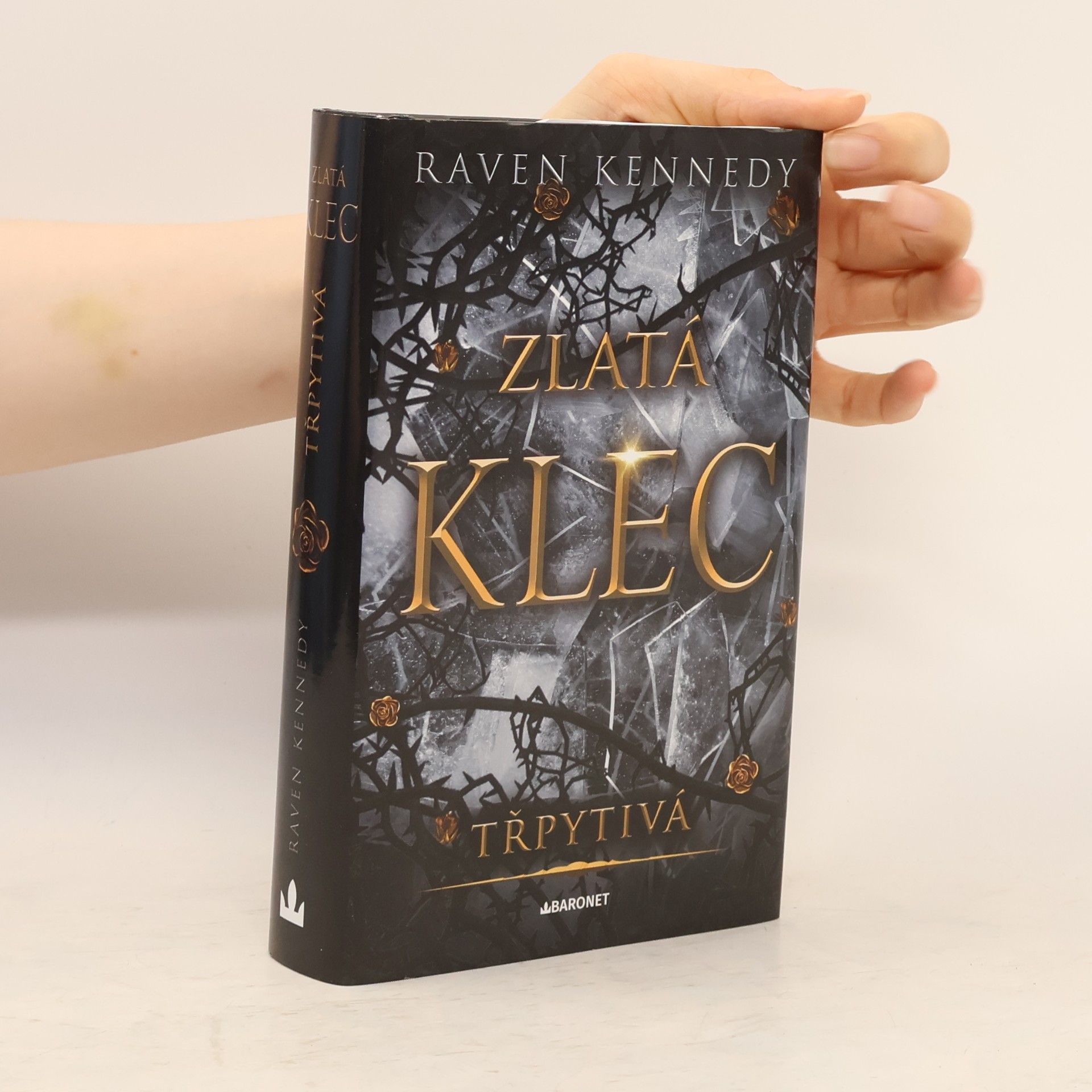 Raven Kennedy Zlatá klec. Třpytivá
