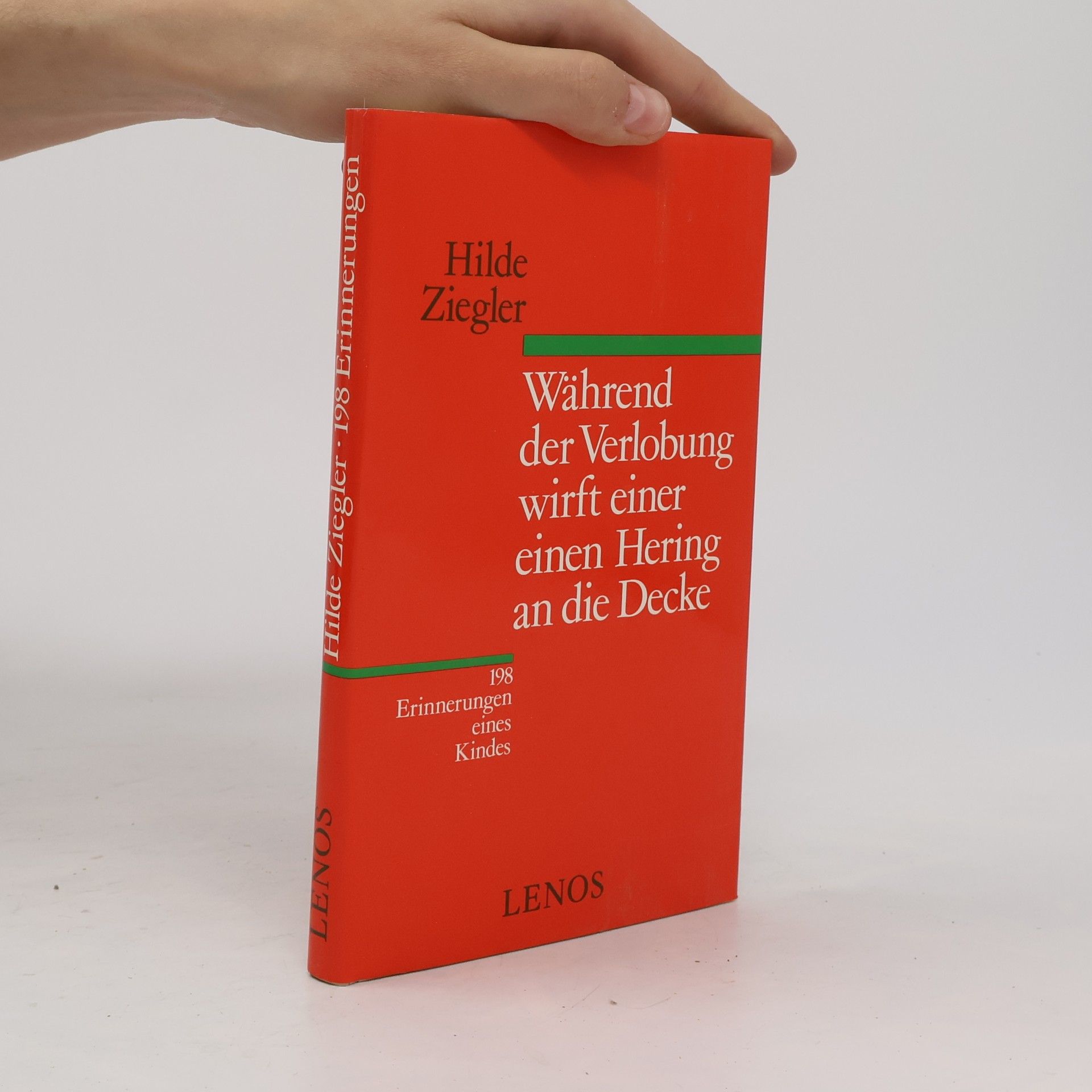 Während der Verlobung wirft einer einen Hering an die Decke