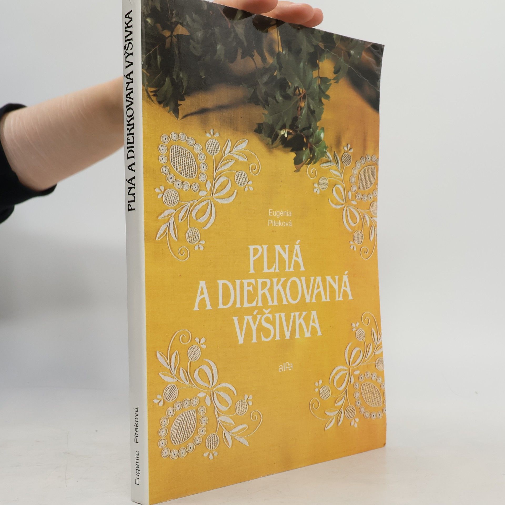 Eugenia Piteková Plná a dierkovaná výšivka