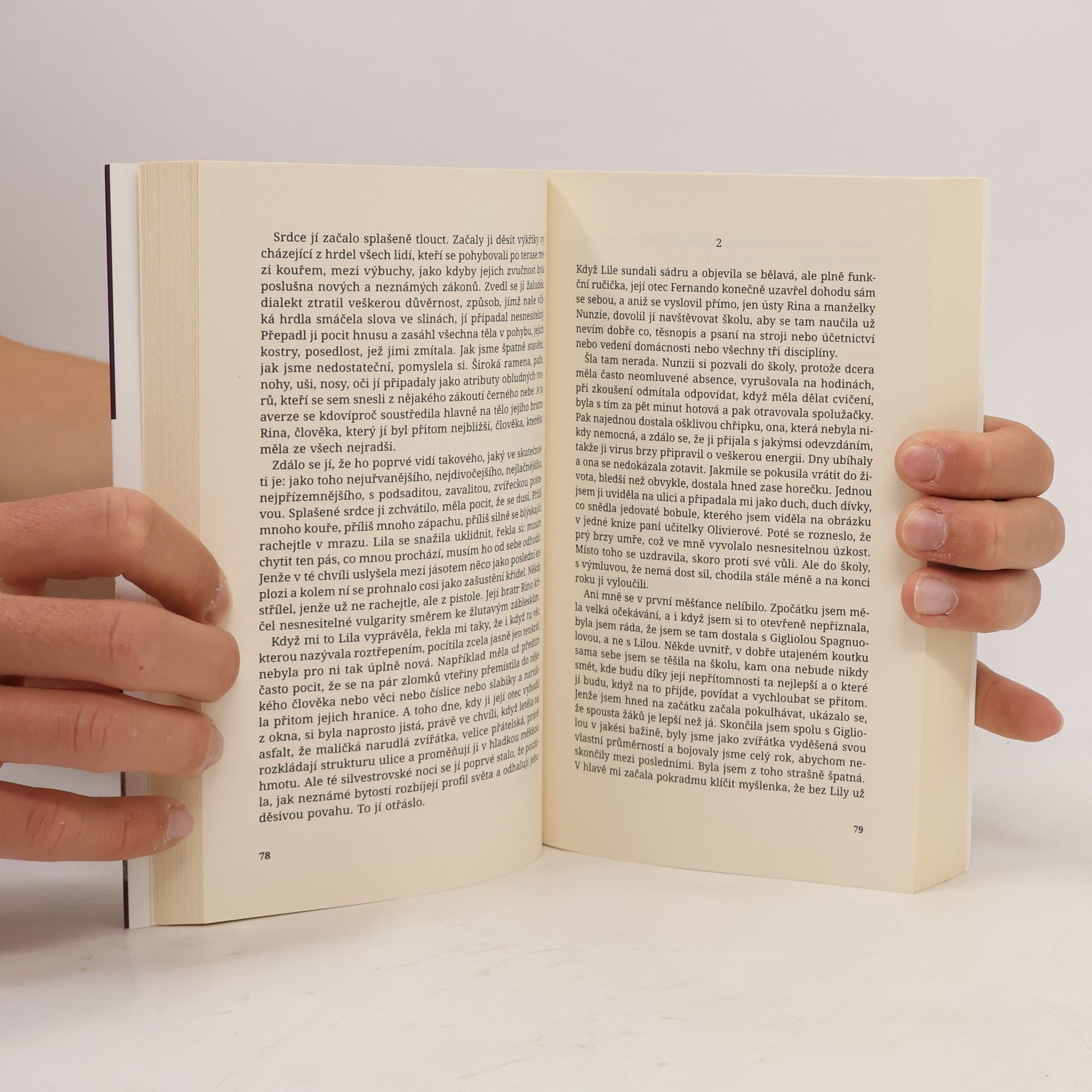 Elena Ferrante Geniální přítelkyně 1. Dětství a dospívání