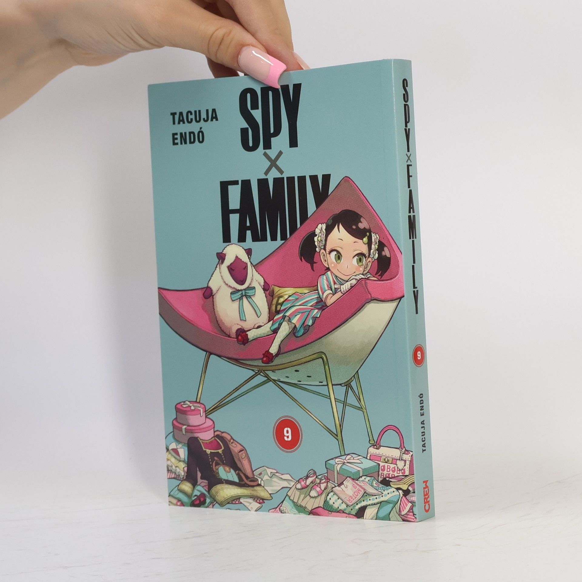 Tacuja Endó Spy x Family. 9