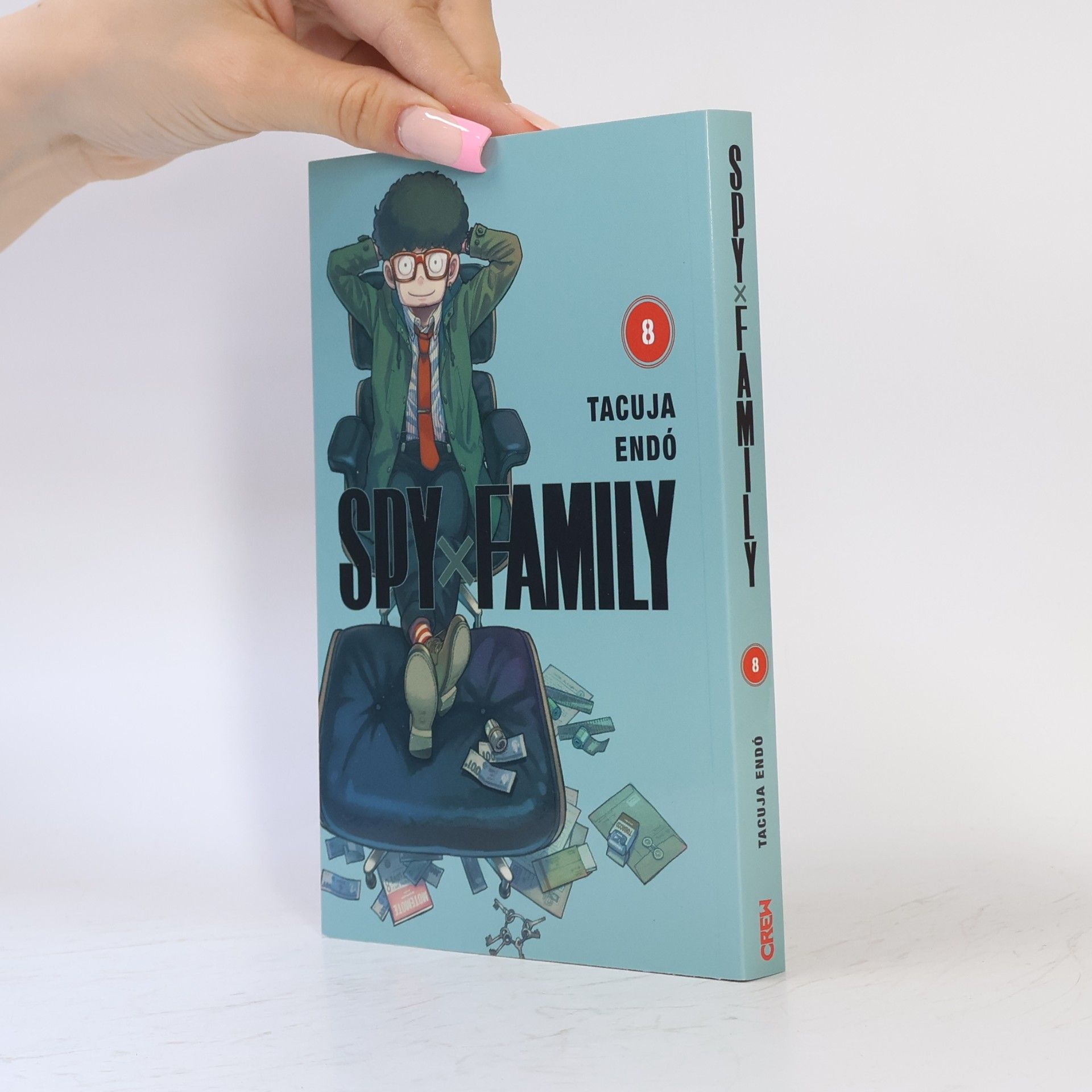 Tacuja Endó Spy x Family. 8