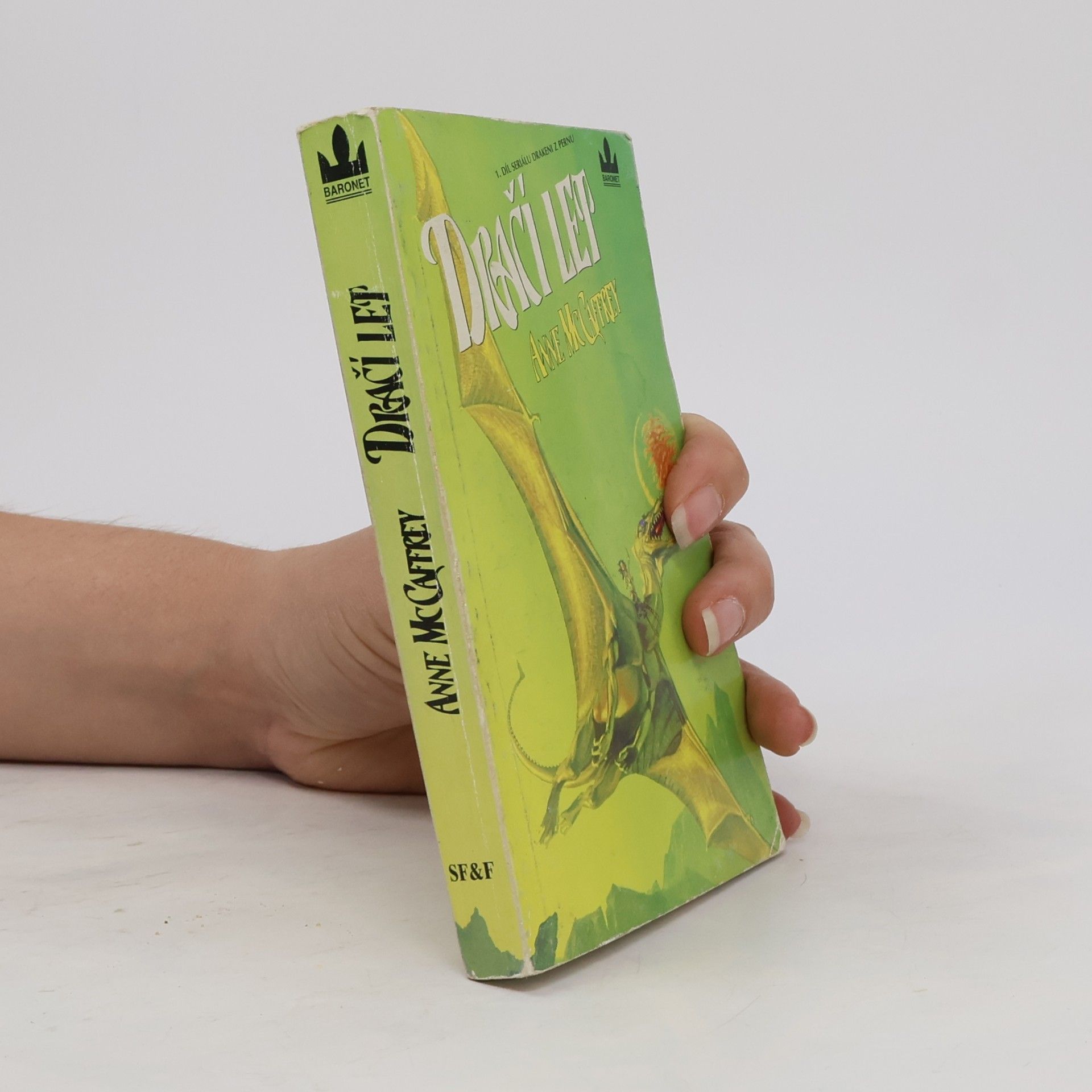 Anne McCaffrey Drakeni z Pernu 1. Dračí let