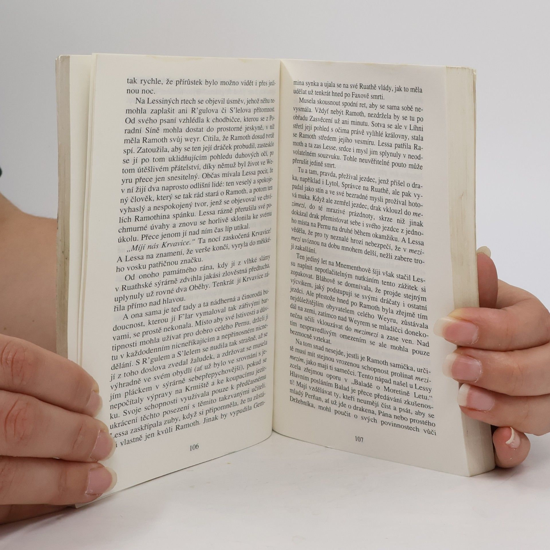 Anne McCaffrey Drakeni z Pernu 1. Dračí let