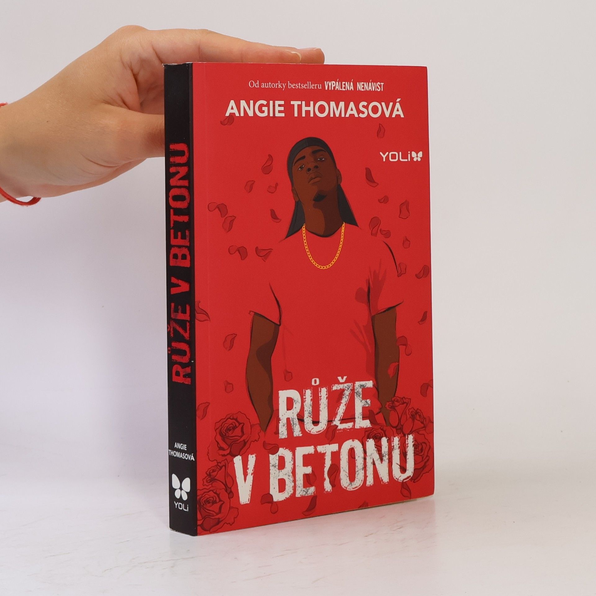 Angie Thomas Růže v betonu