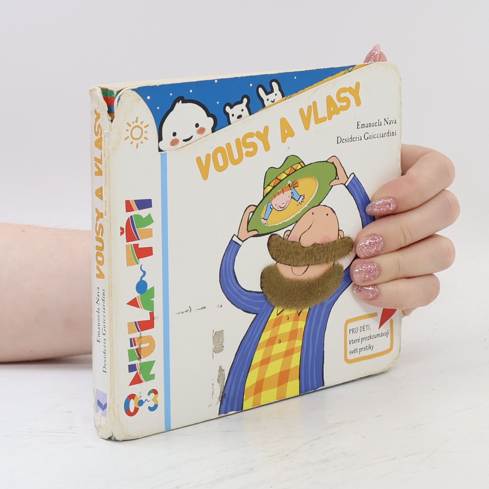 Emanuela Nava Vousy a vlasy
