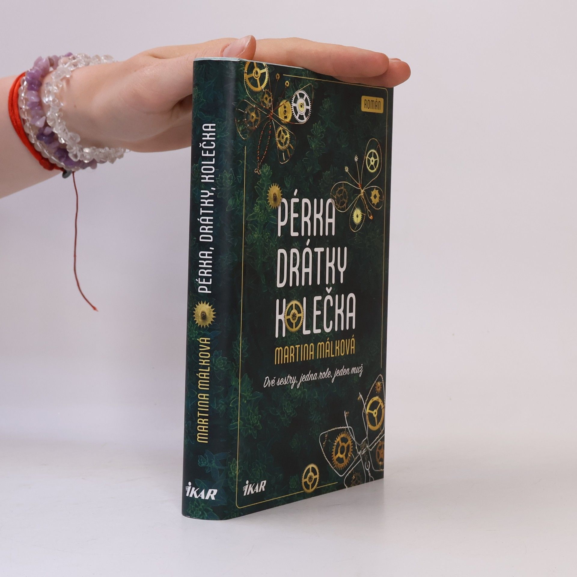 Martina Málková Pérka, drátky, kolečka: Dvě sestry, jedna role, jeden muž