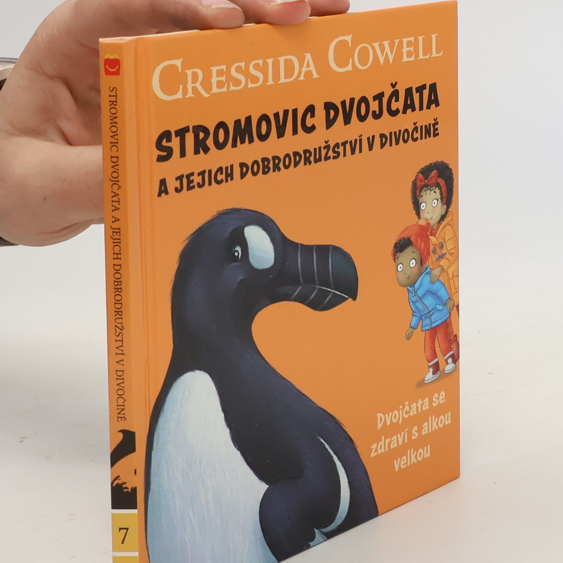 Cressida Cowell Stromovic dvojčata a jejich dobrodružství v divočině. Dvojčata se zdraví s alkou velkou