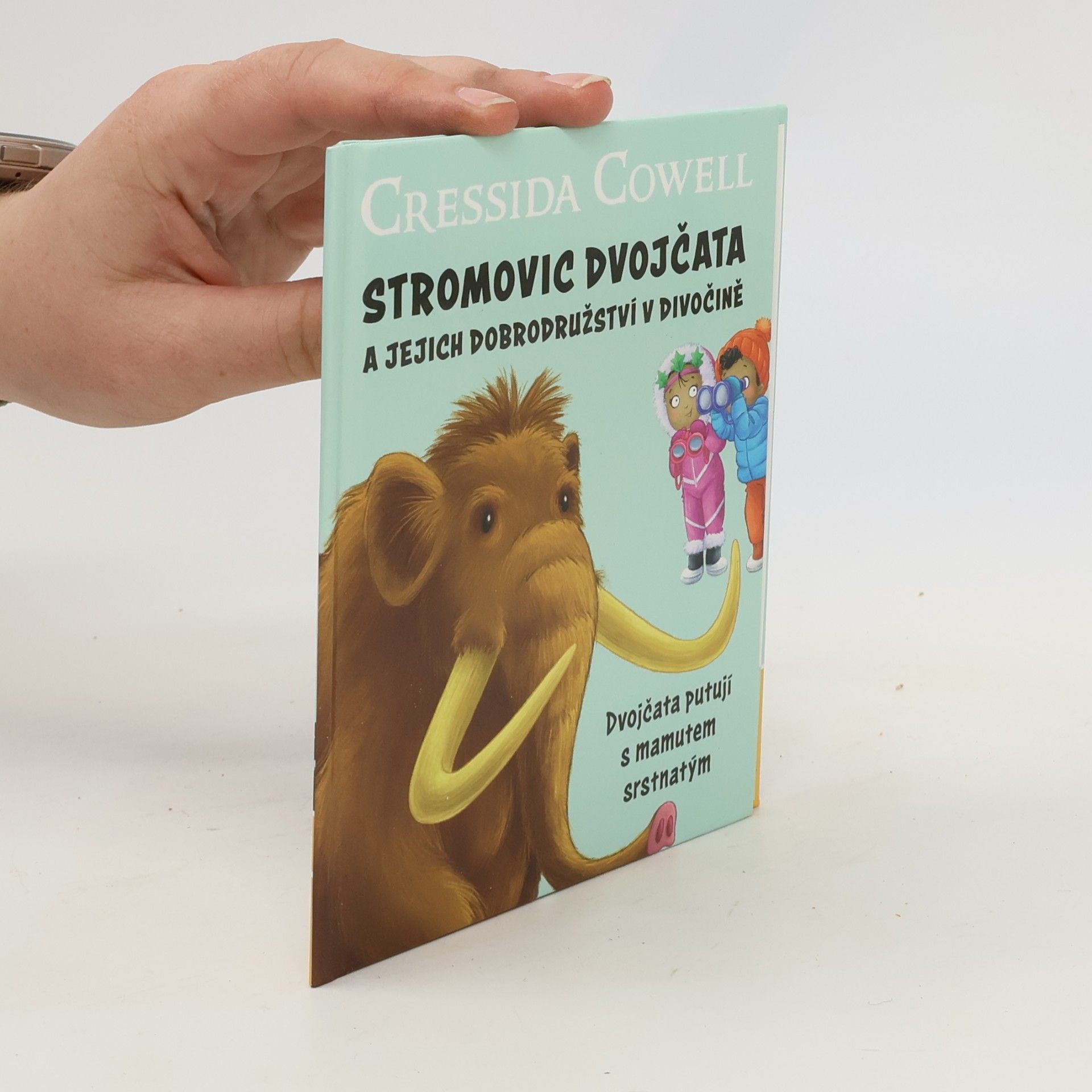 Cressida Cowell Stromovic dvojčata a jejich dobrodružství v divočině. Dvojčata putují s mamutem srstnatým
