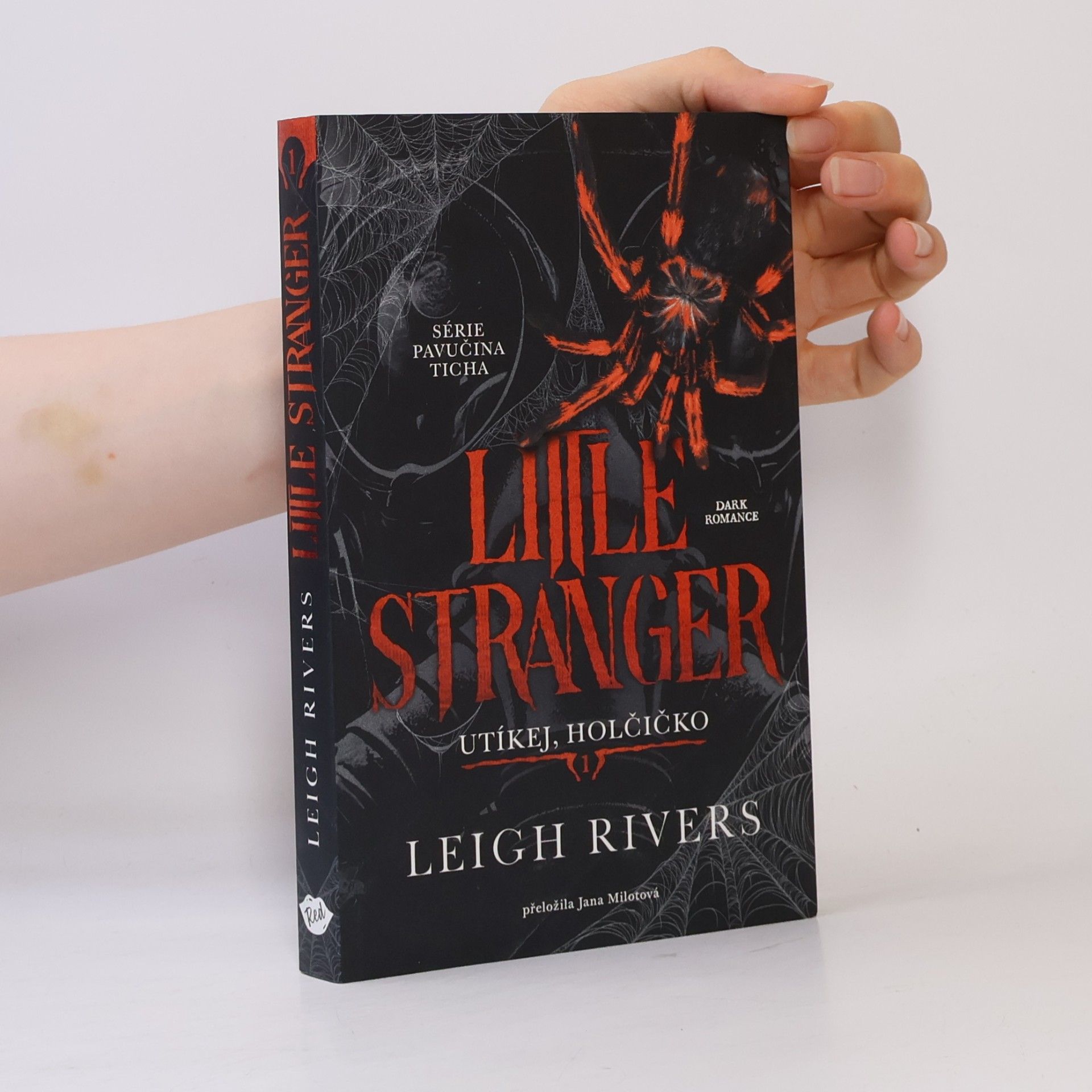 Leigh Rivers Little Stranger Utíkej, holčičko