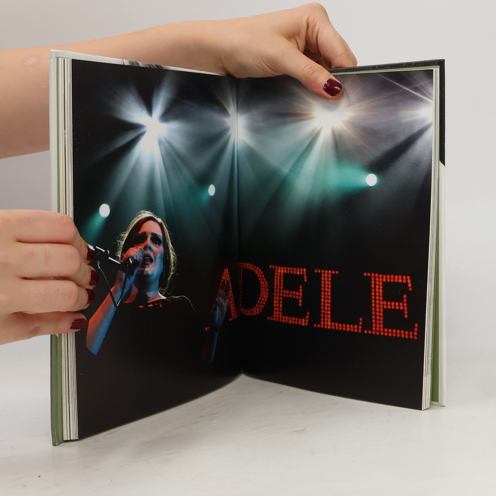 Caroline Sullivan Adele : příběh písní