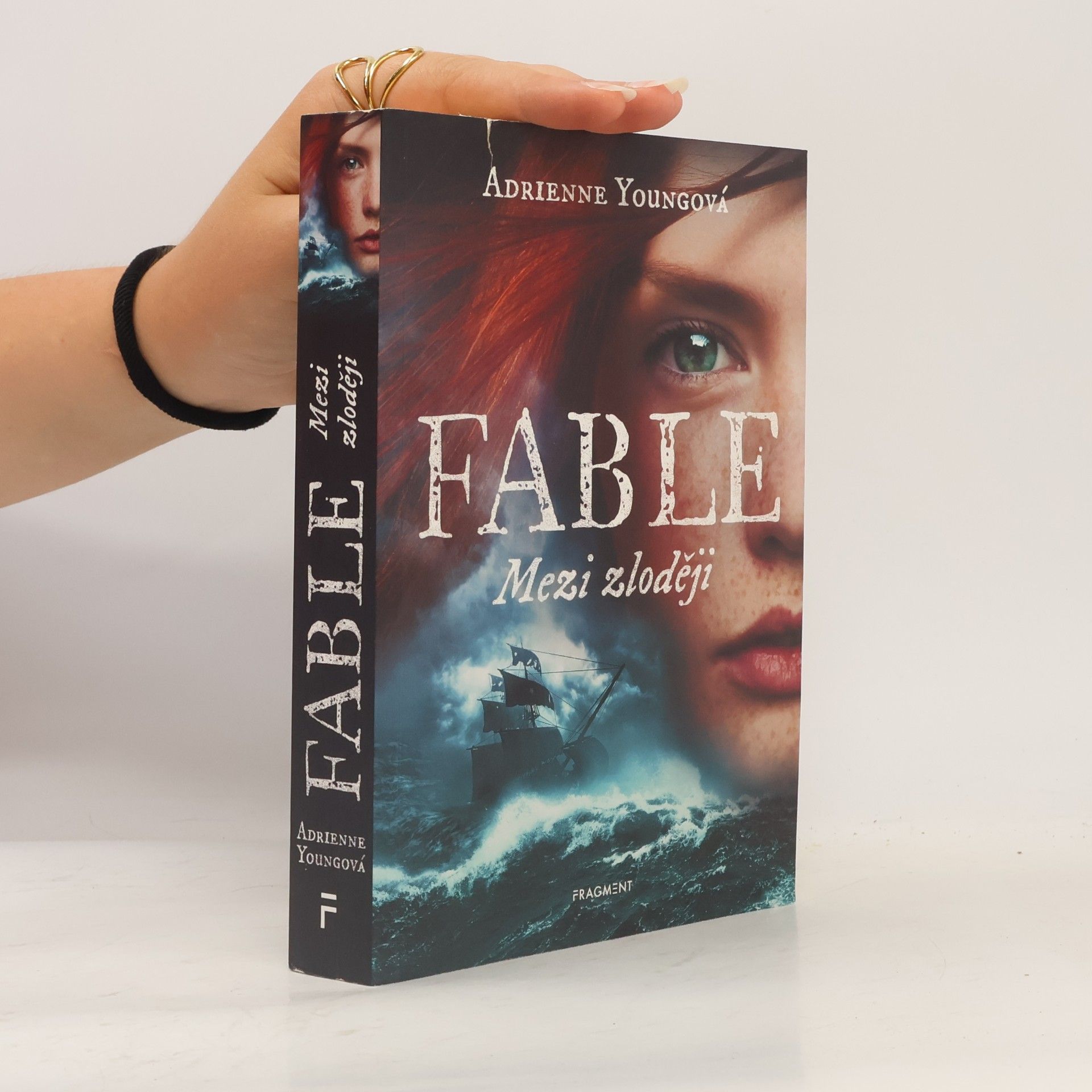 Adrienne Young Fable. Mezi zloději