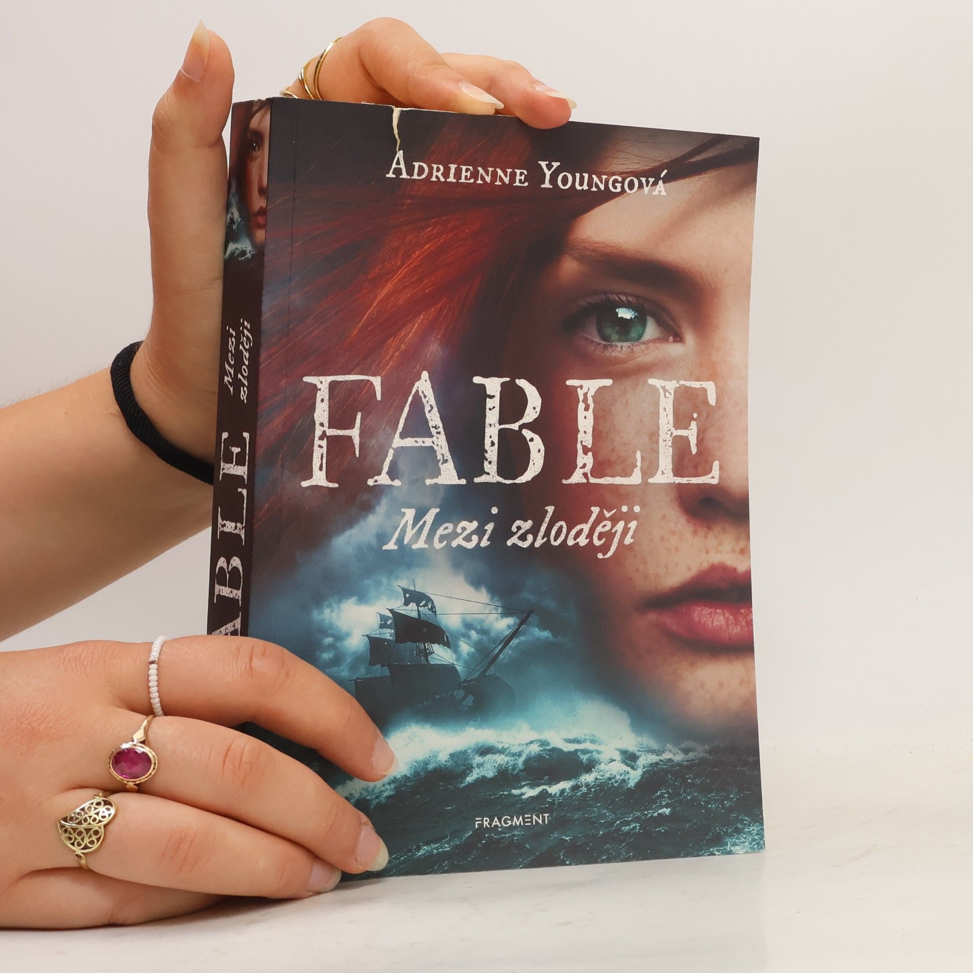 Adrienne Young Fable. Mezi zloději