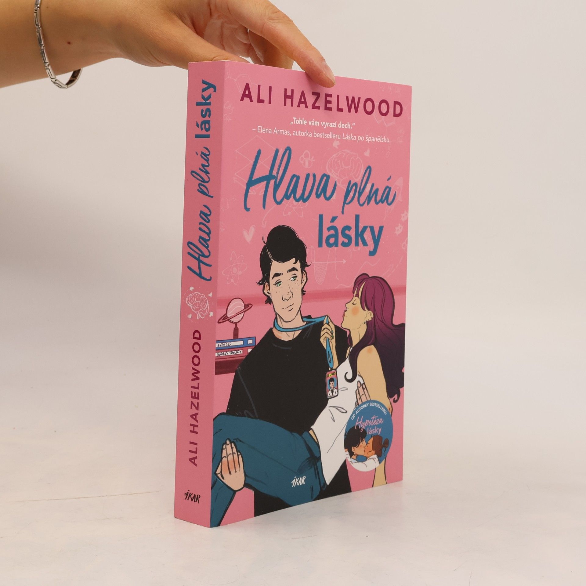 Ali Hazelwood Hlava plná lásky