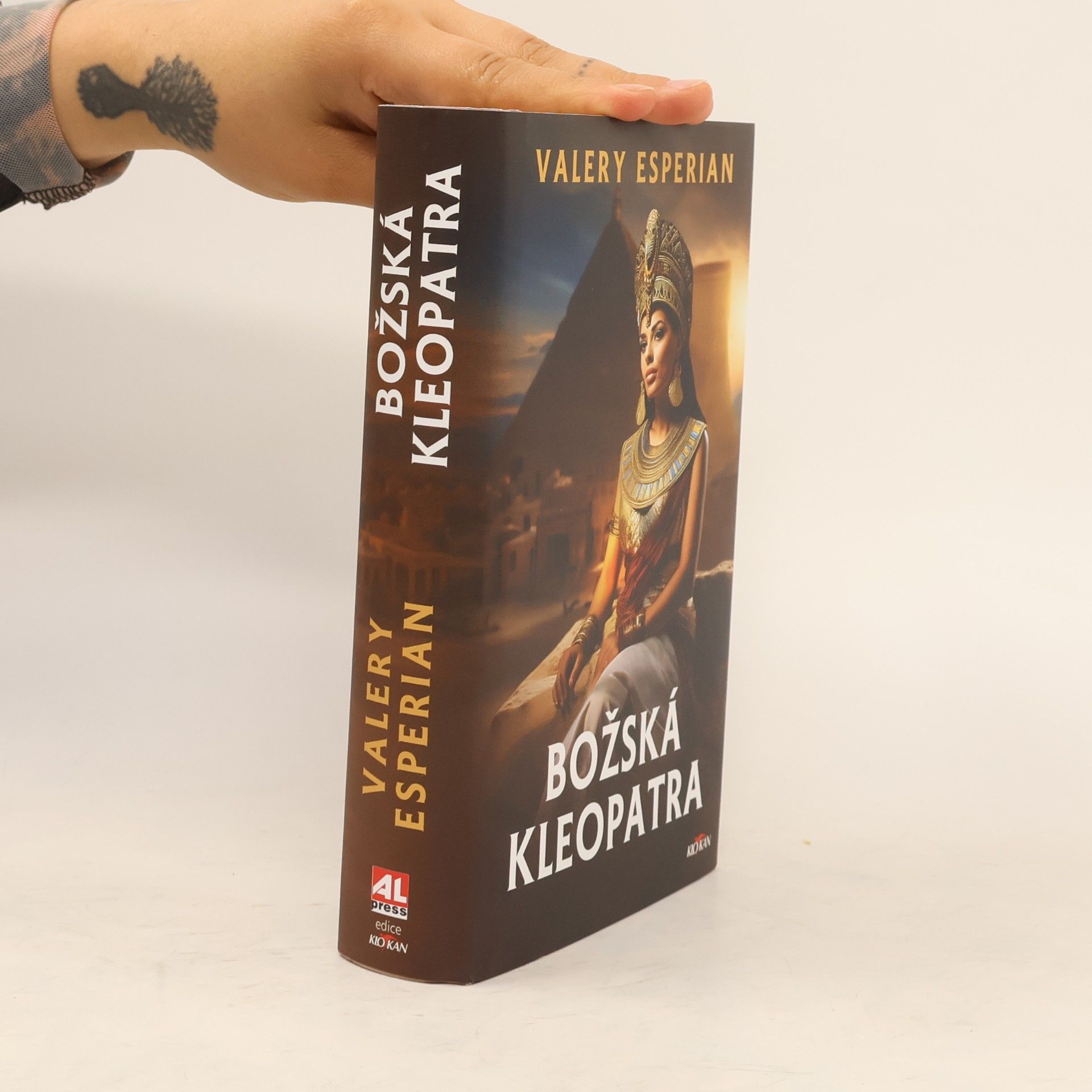 Valery Esperian Božská Kleopatra