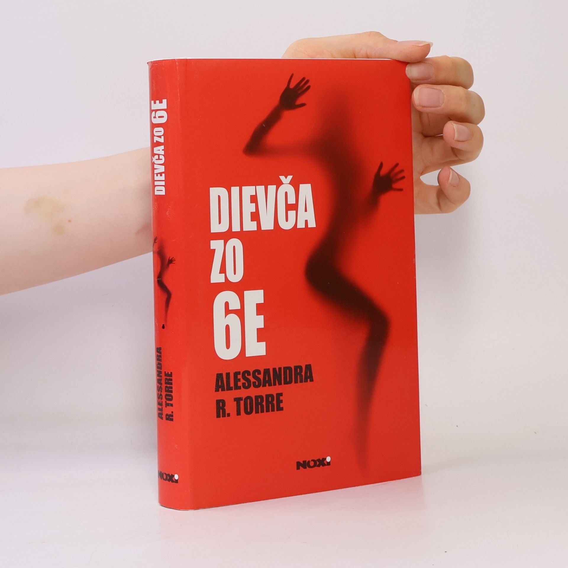 Alessandra Torre Dievča zo 6E