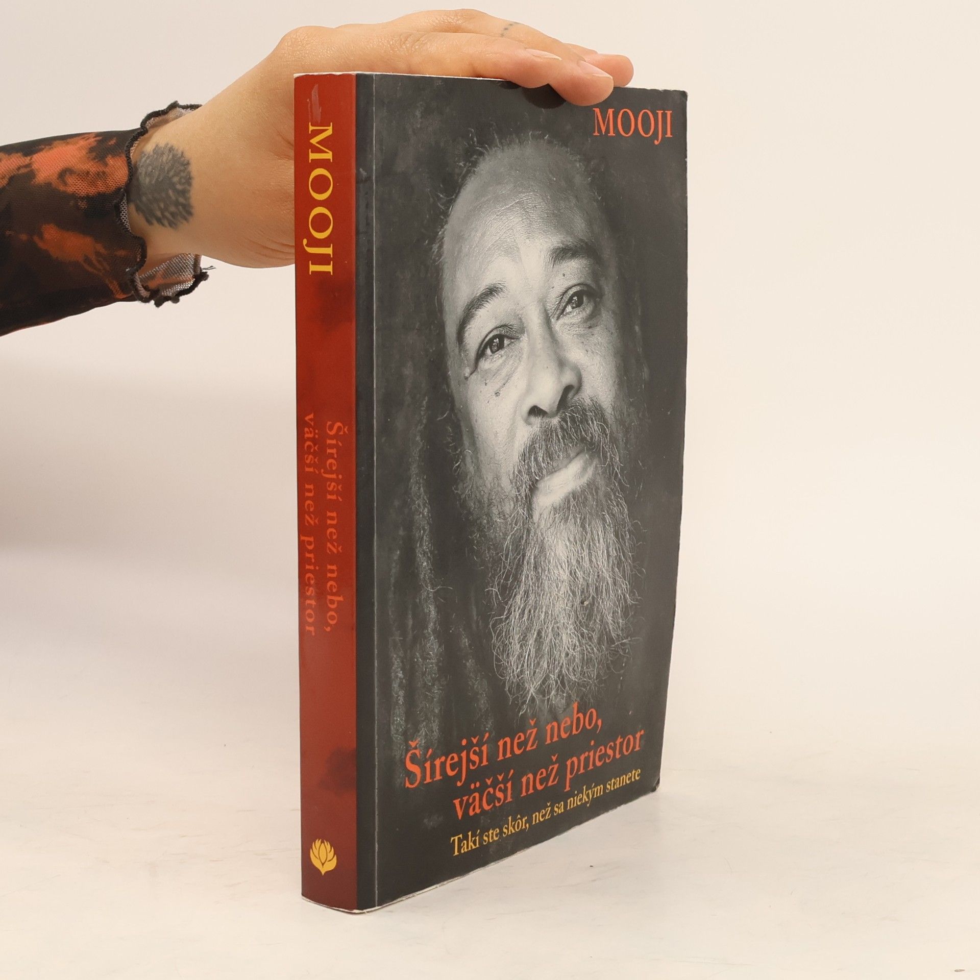 Mooji Šírejší než nebo, väčší než priestor