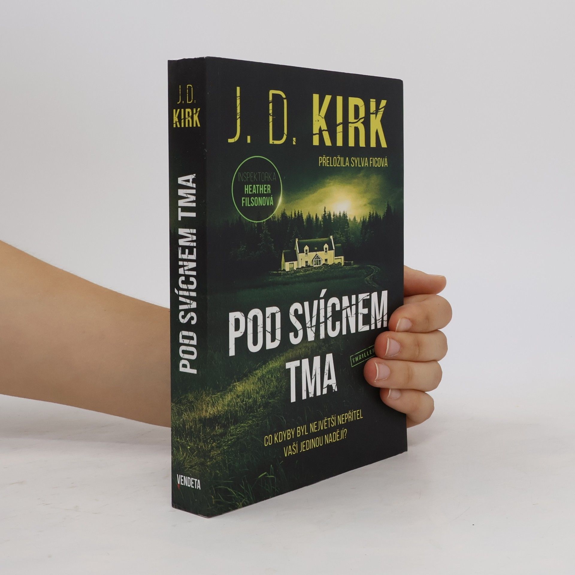 Pod svícnem tma