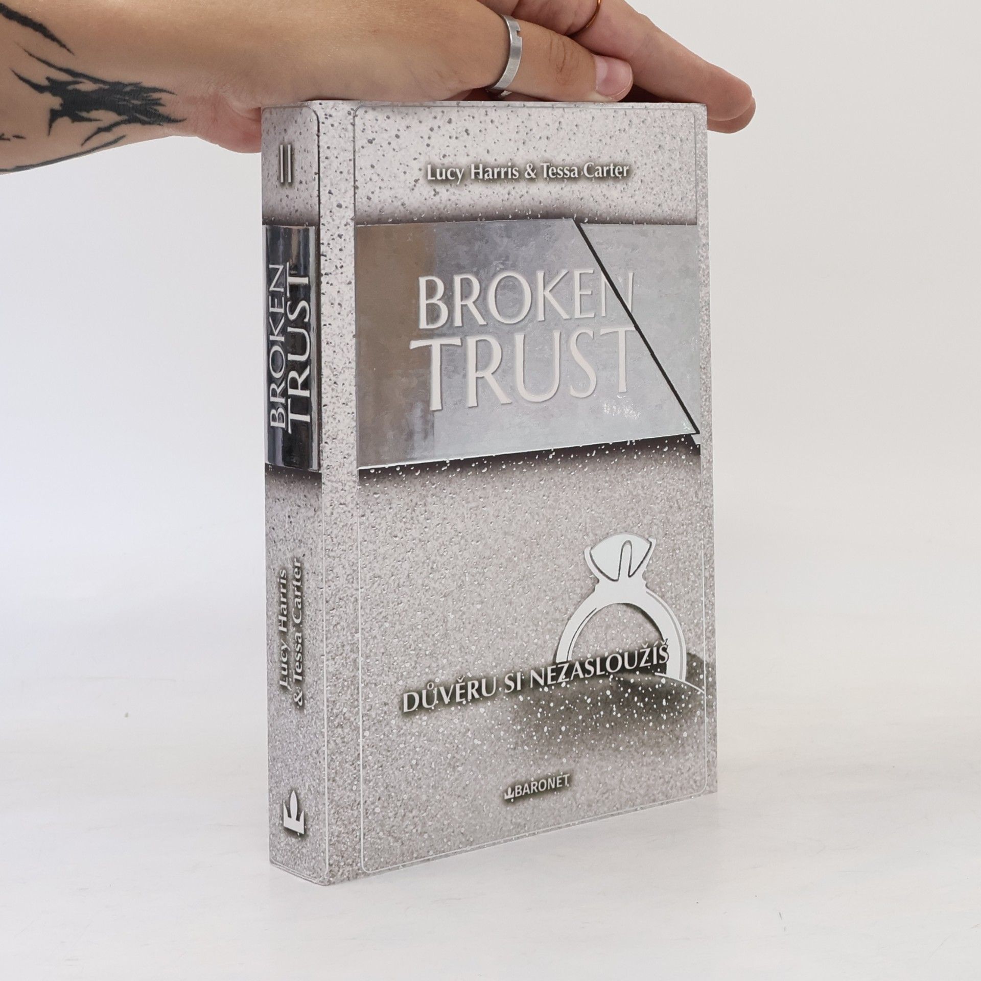 Lucie Štulerová Broken Trust: Důvěru si nezasloužíš