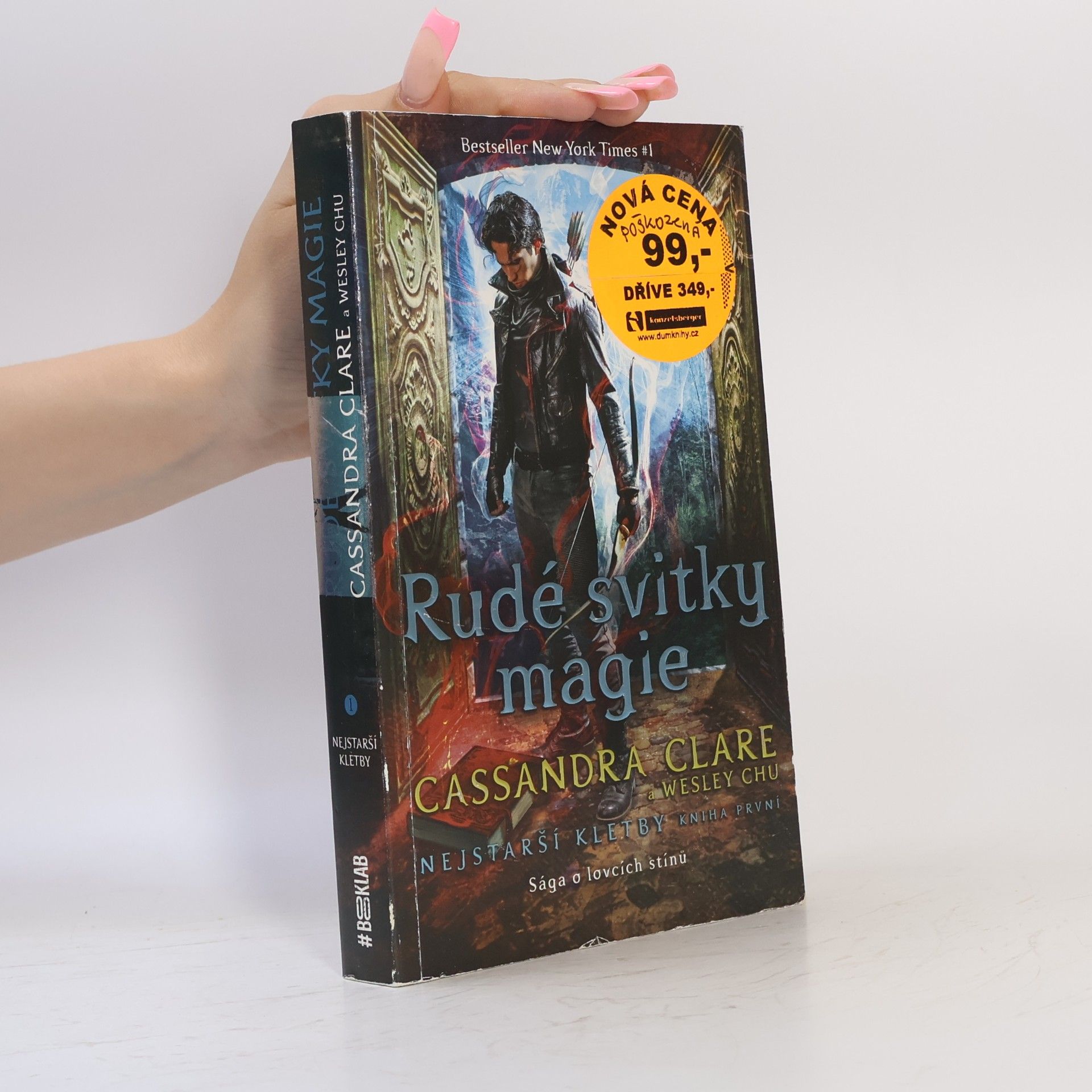 Cassandra Clare Nejstarší kletby. Kniha první, Rudé svitky magie