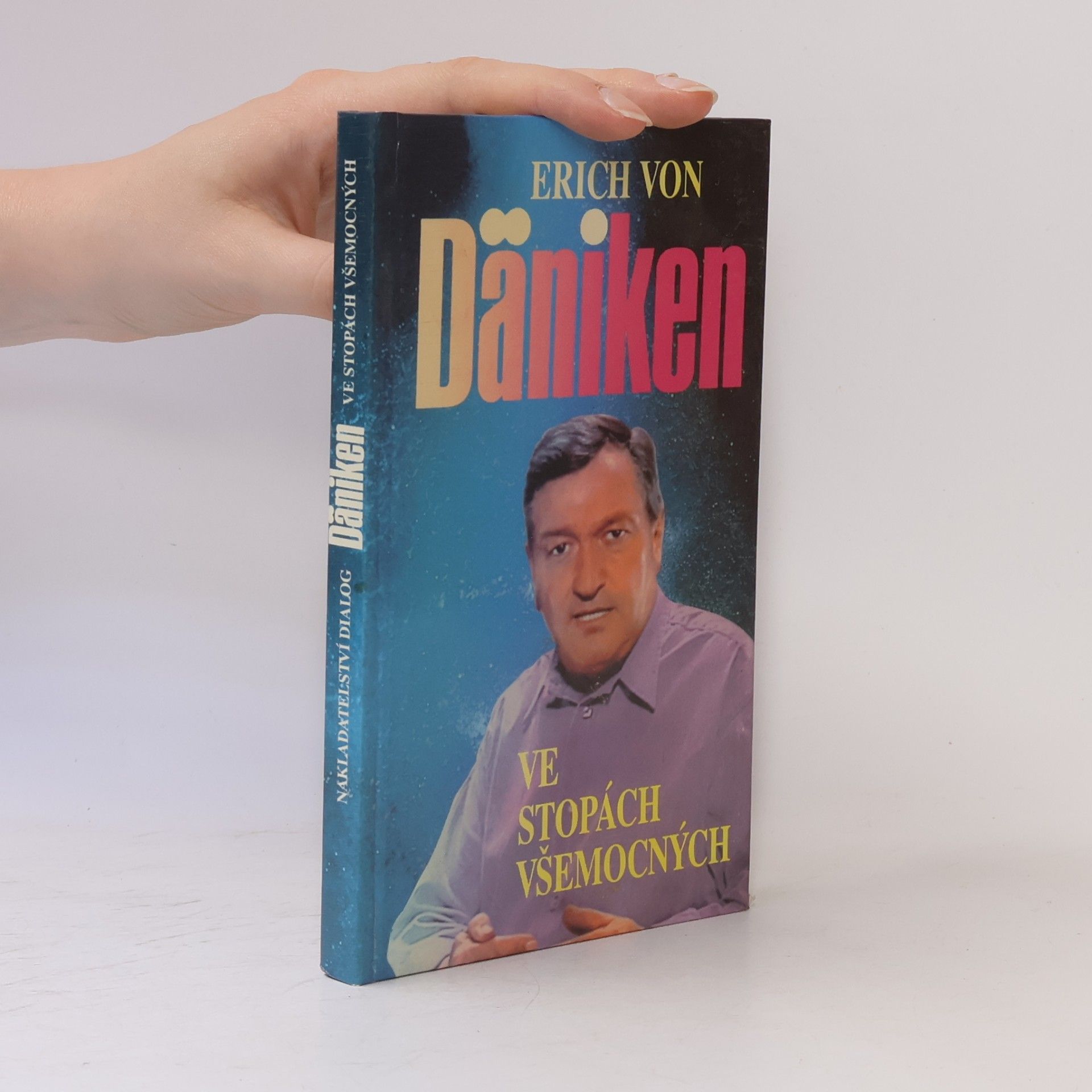 Erich von Däniken Ve stopách všemocných