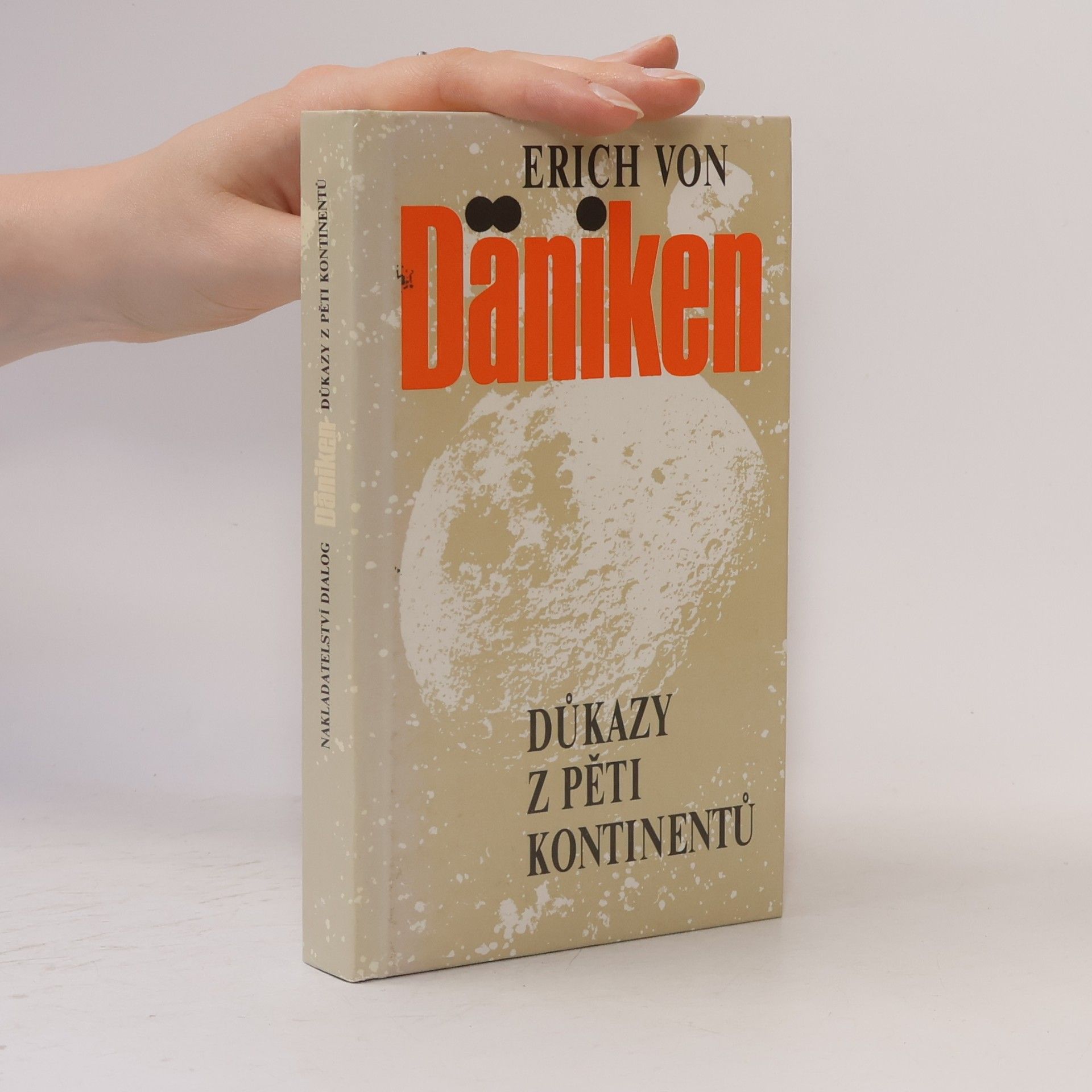Erich von Däniken Důkazy z pěti kontinentů