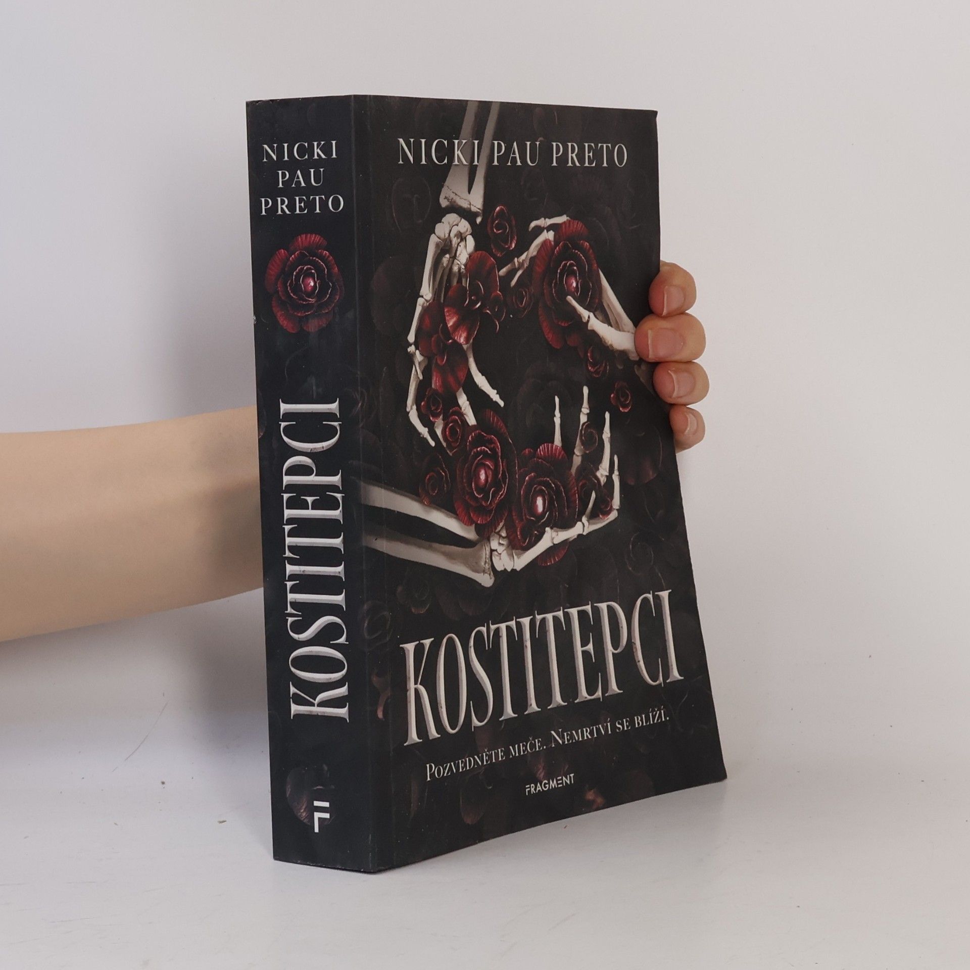 Nicki Pau Preto Kostitepci