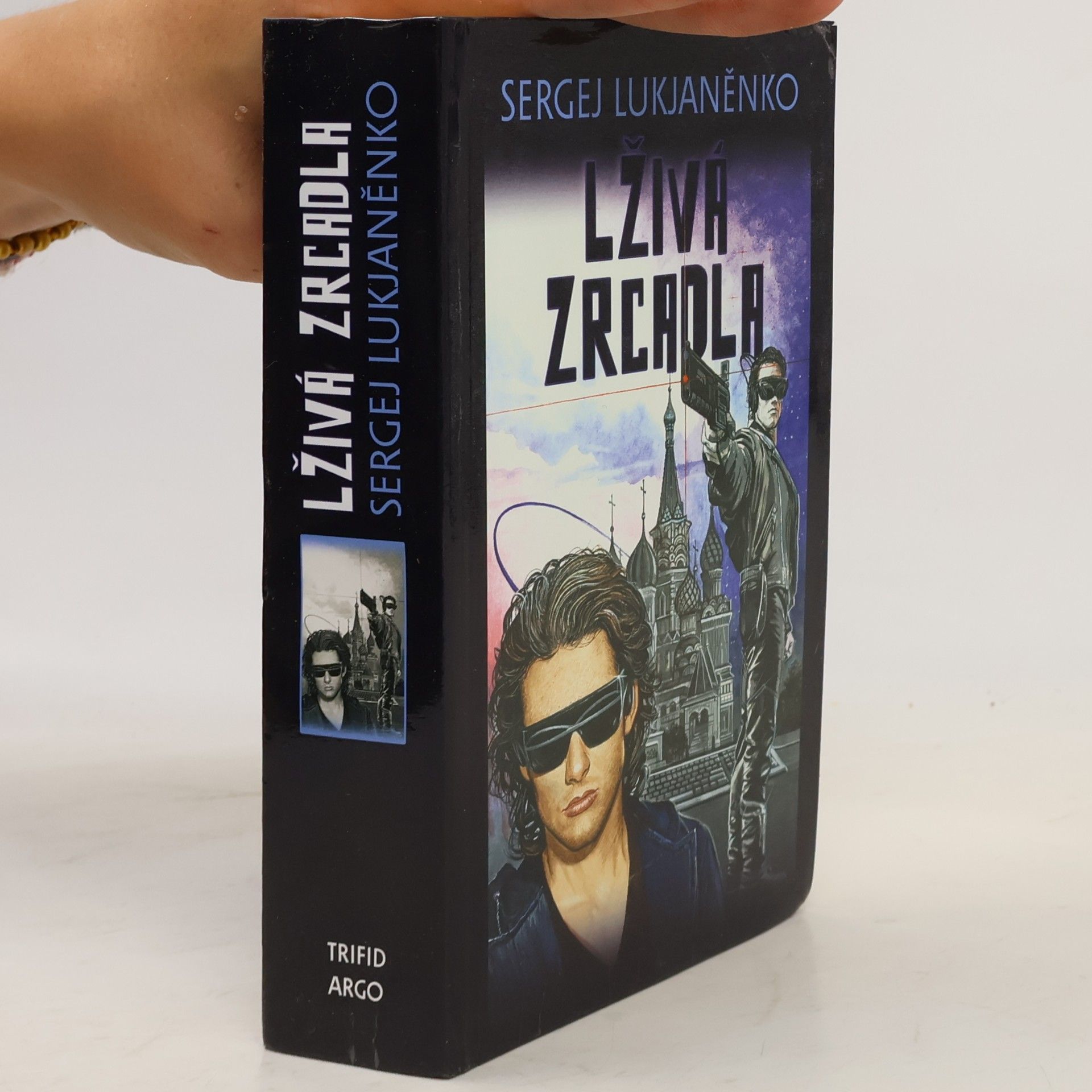 Sergej Lukjaněnko Lživá zrcadla. Průzračné vitráže