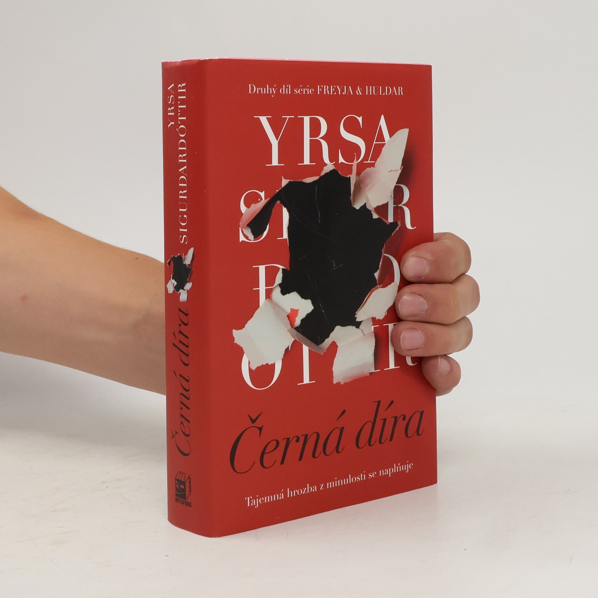 Yrsa Sigurðardóttir Černá díra
