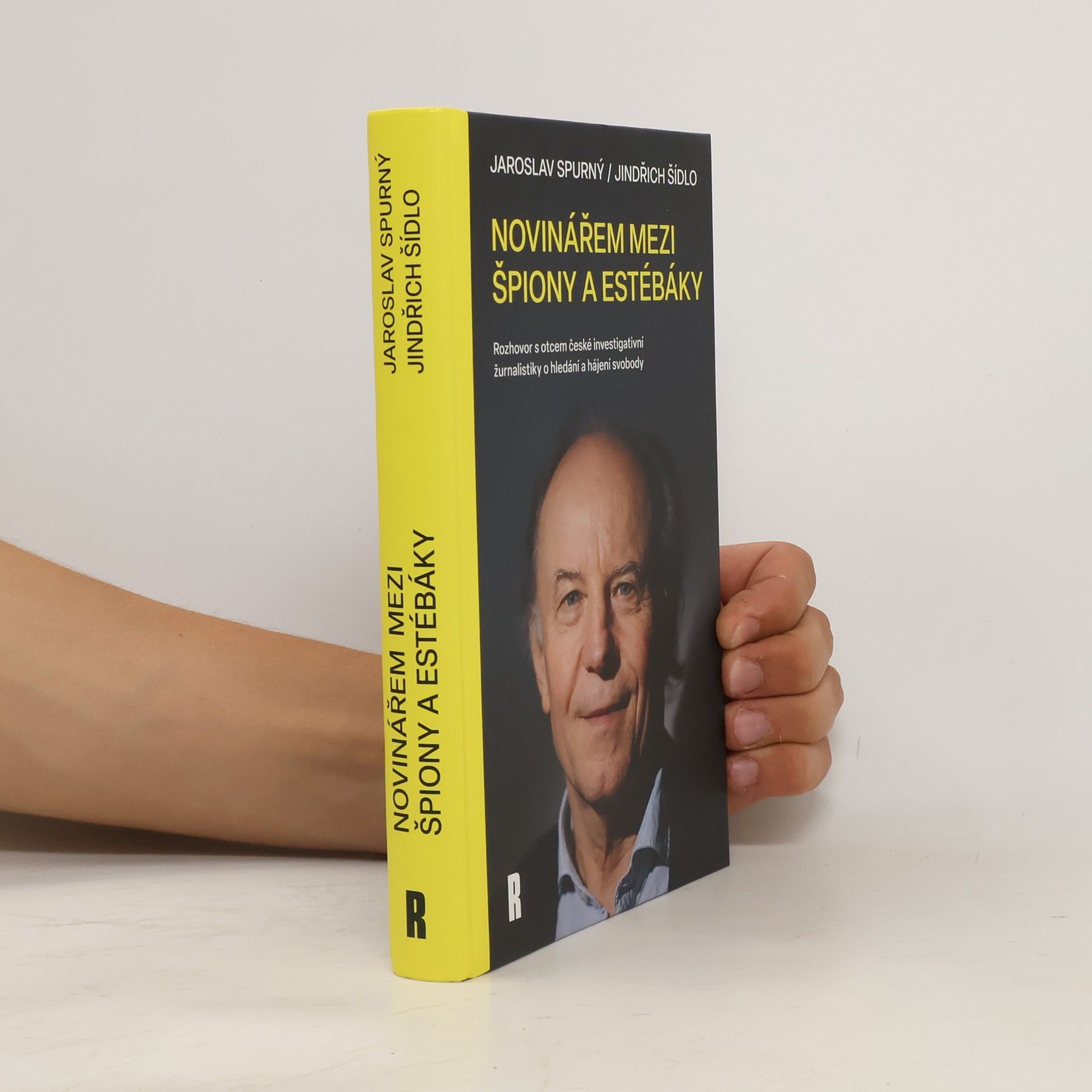 Novinářem mezi špiony a estébáky