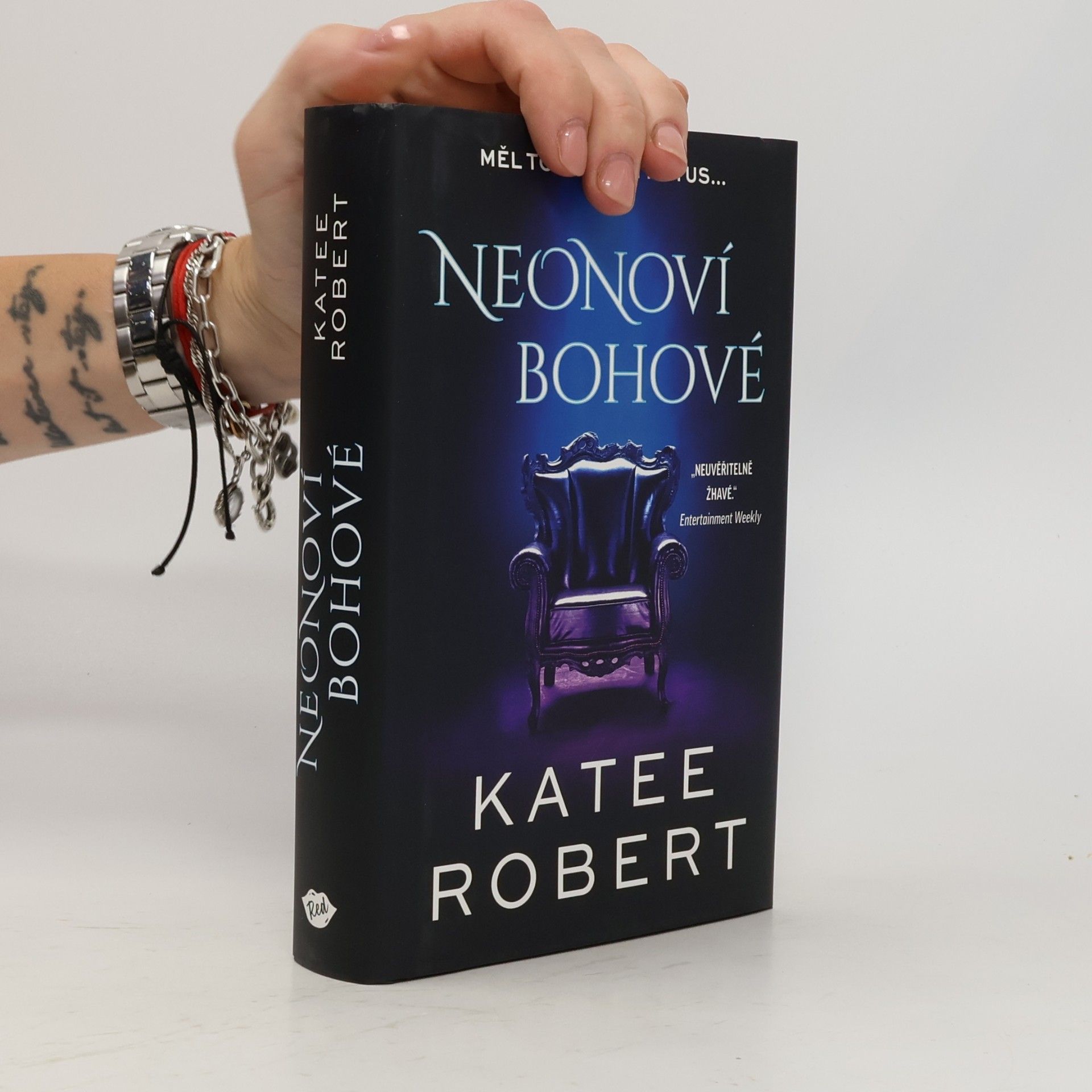 Katee Robert Neonoví bohové