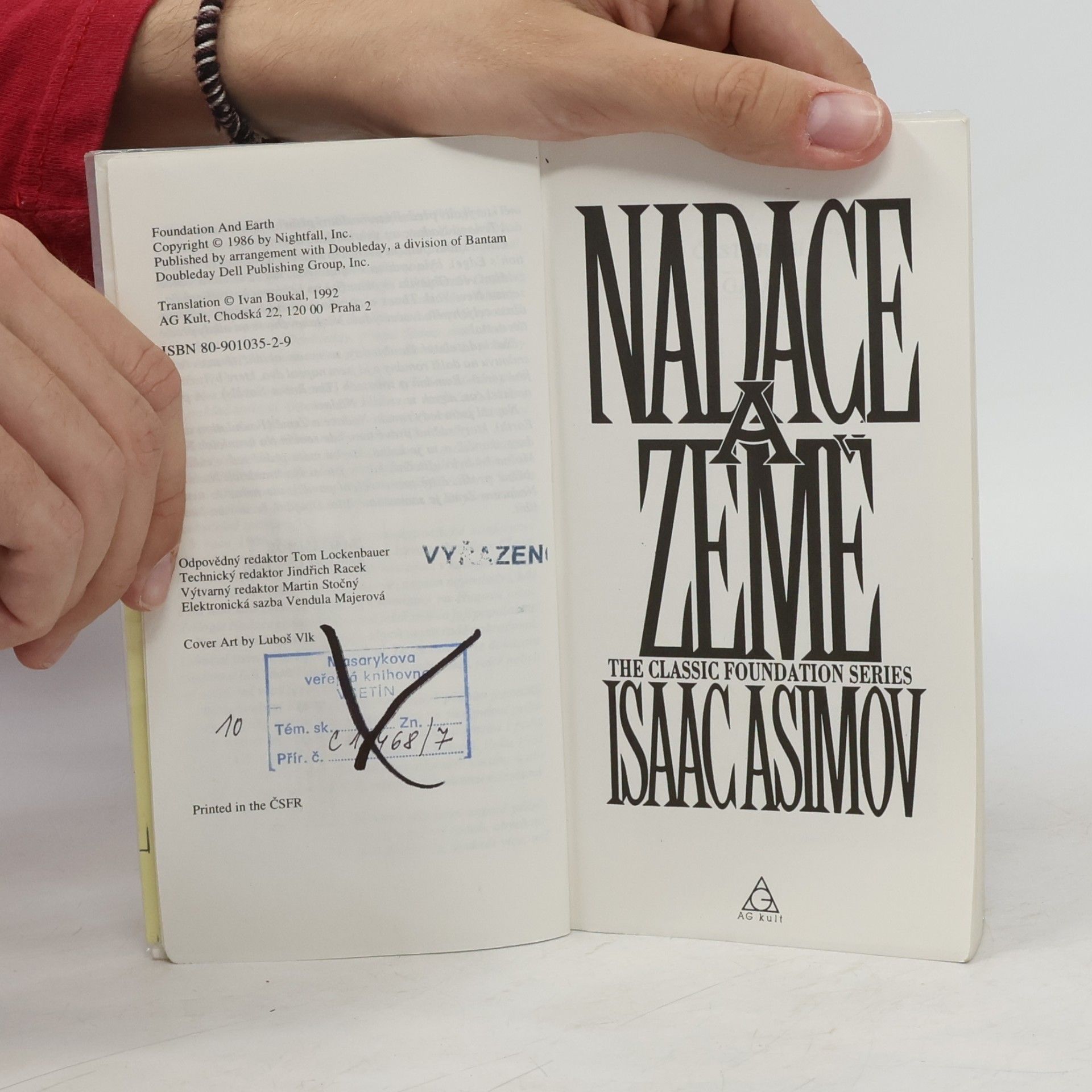 Isaac Asimov Nadace a Země