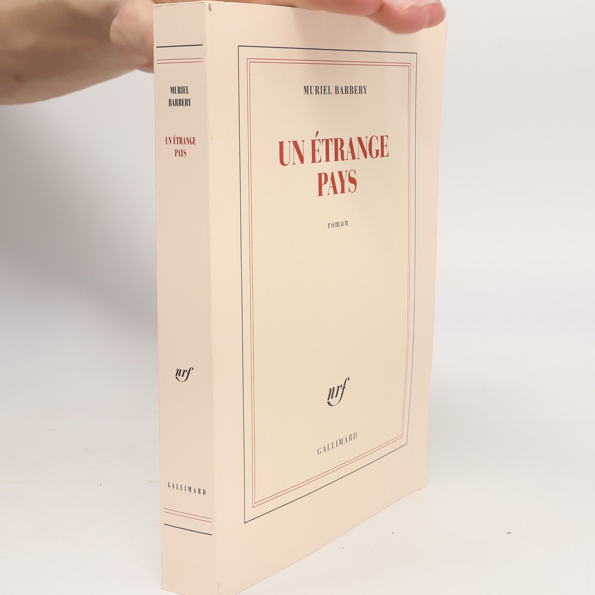 Un étrange pays