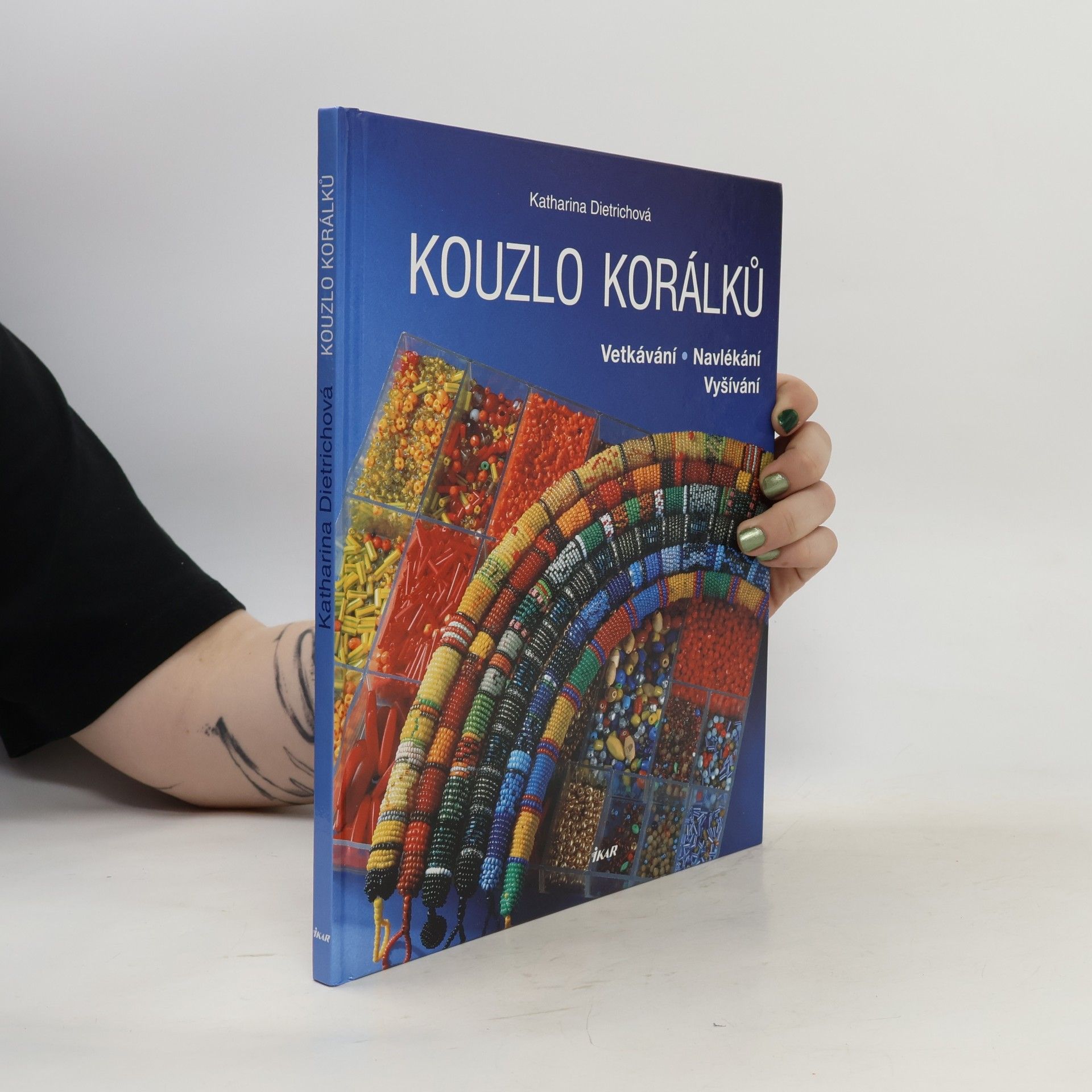 Katharina Dietrich Kouzlo korálků : vetkávání, navlékání, vyšívání