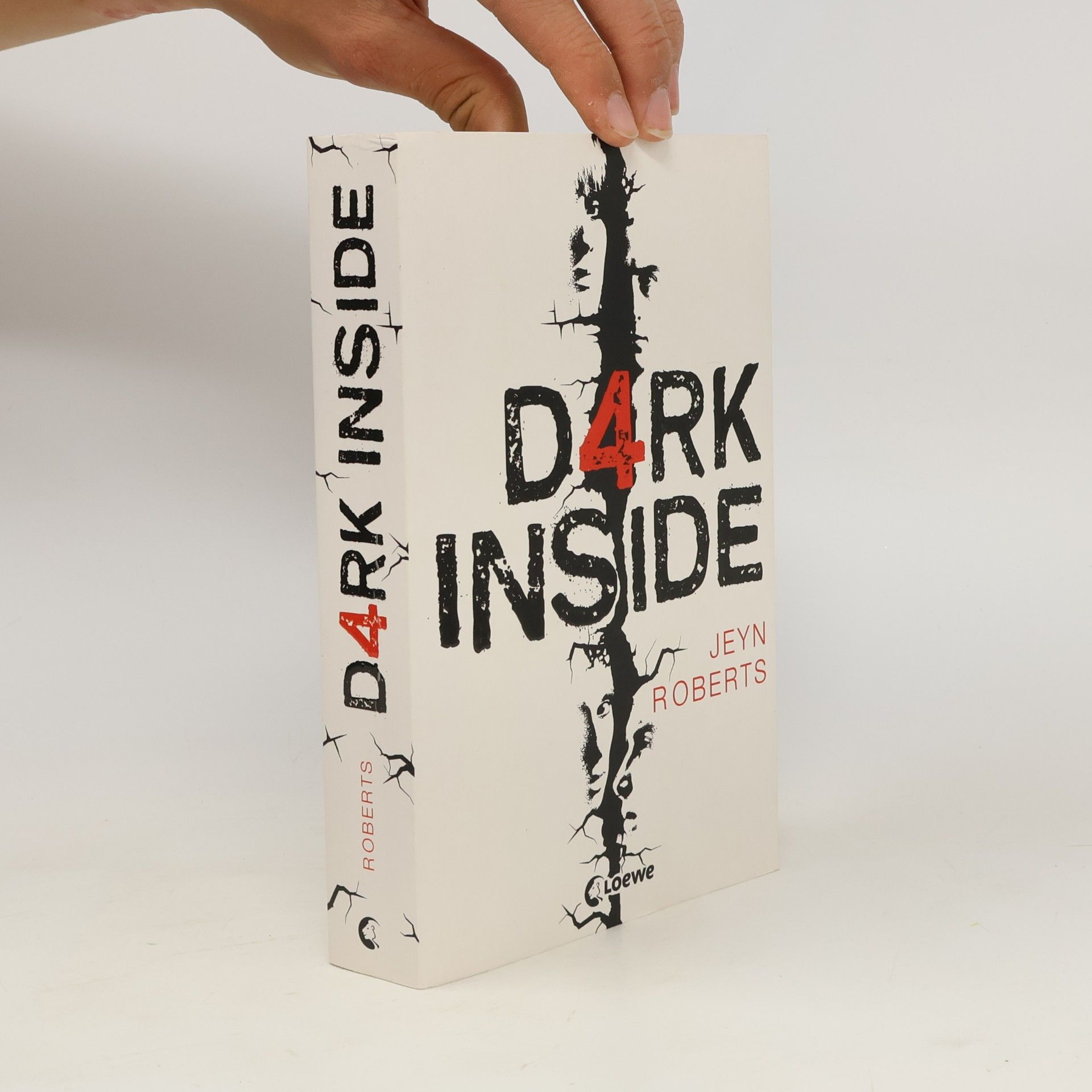 Jeyn Roberts Dark inside