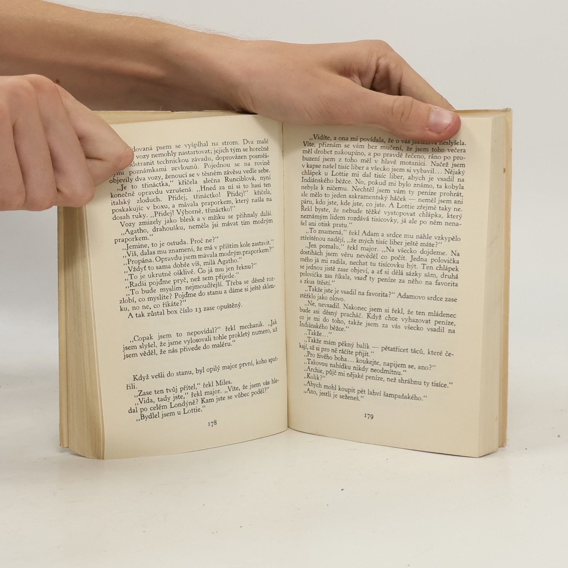 Evelyn Waugh Křehké nádoby. Drazí zesnulí