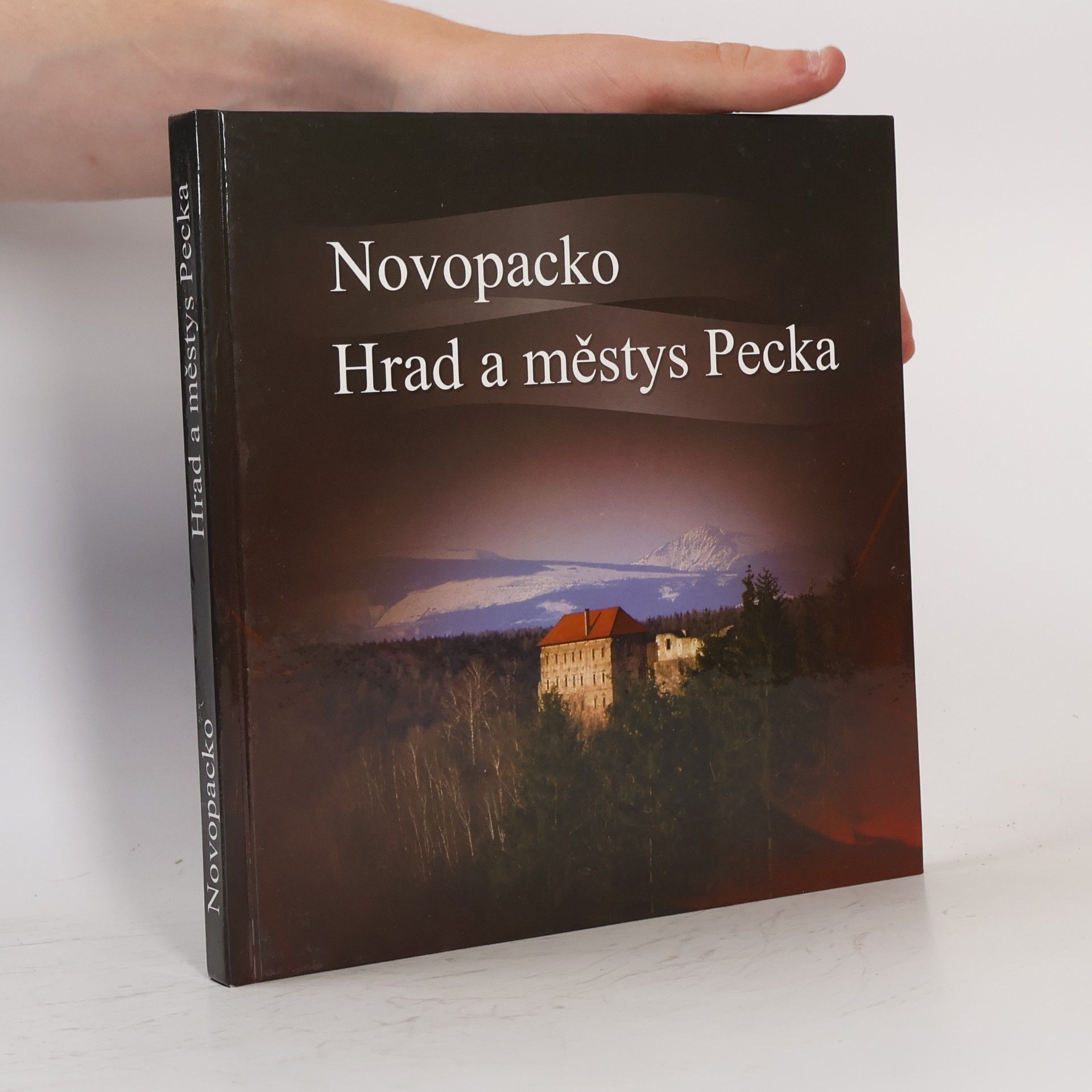 Novopacko : hrad a městys Pecka