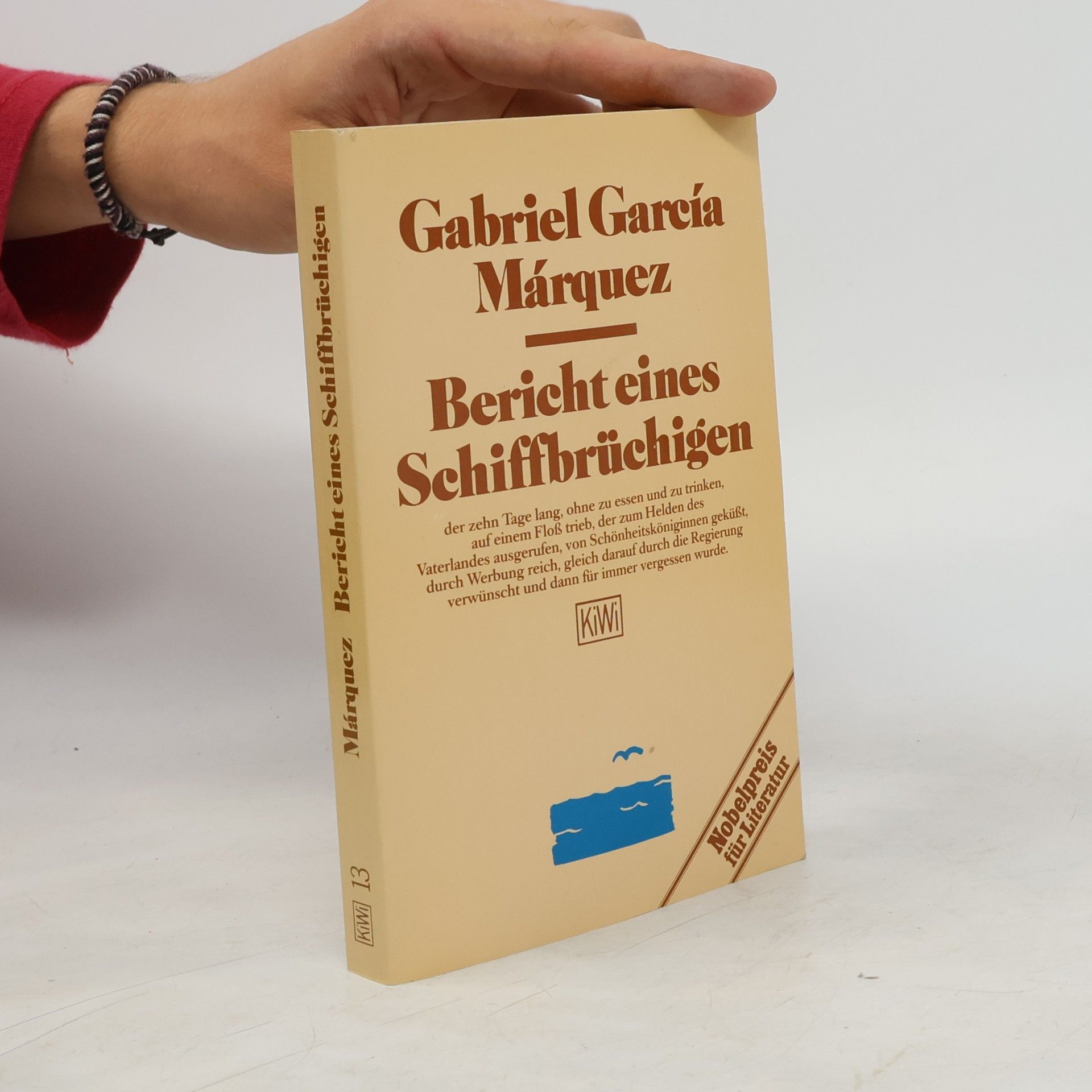 Gabriel García Márquez Bericht eines Schiffbrüchigen, der zehn Tage lang, ohne zu essen und zu trinken, auf einem Floss trieb, der zum Helden des Vaterlandes ausgerufen, von Schönheitsköniginnen geküsst, durch Werbung reich, gleich darauf durch die Regierung verwünscht und dann für immer vergessen wurde