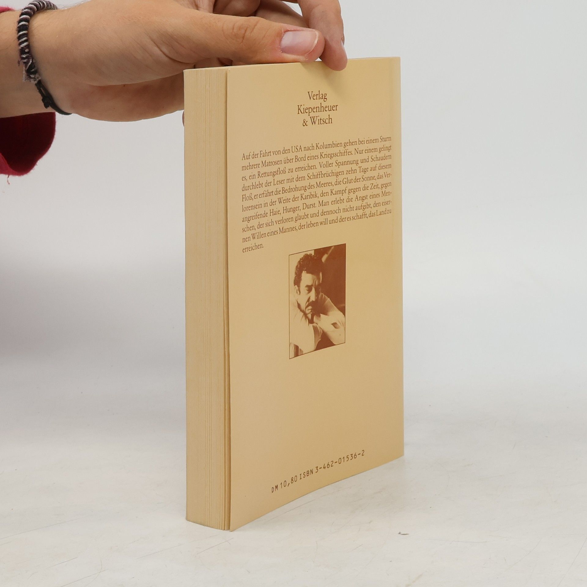 Gabriel García Márquez Bericht eines Schiffbrüchigen, der zehn Tage lang, ohne zu essen und zu trinken, auf einem Floss trieb, der zum Helden des Vaterlandes ausgerufen, von Schönheitsköniginnen geküsst, durch Werbung reich, gleich darauf durch die Regierung verwünscht und dann für immer vergessen wurde
