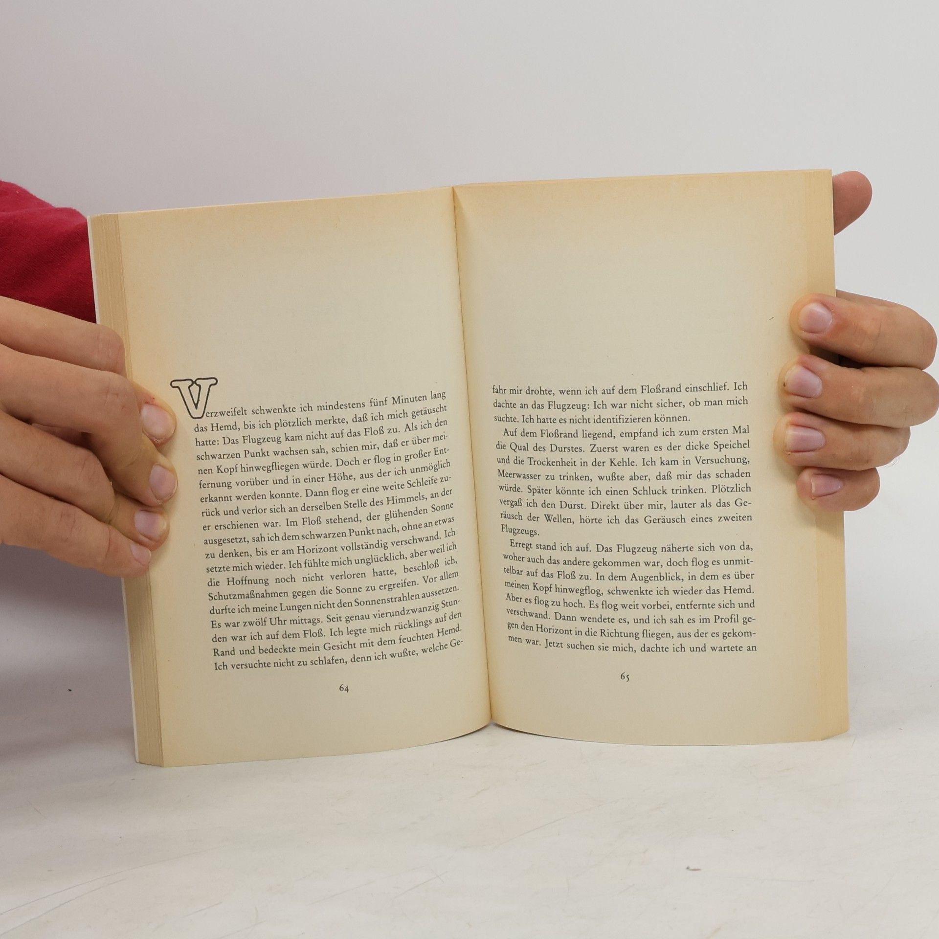 Gabriel García Márquez Bericht eines Schiffbrüchigen, der zehn Tage lang, ohne zu essen und zu trinken, auf einem Floss trieb, der zum Helden des Vaterlandes ausgerufen, von Schönheitsköniginnen geküsst, durch Werbung reich, gleich darauf durch die Regierung verwünscht und dann für immer vergessen wurde